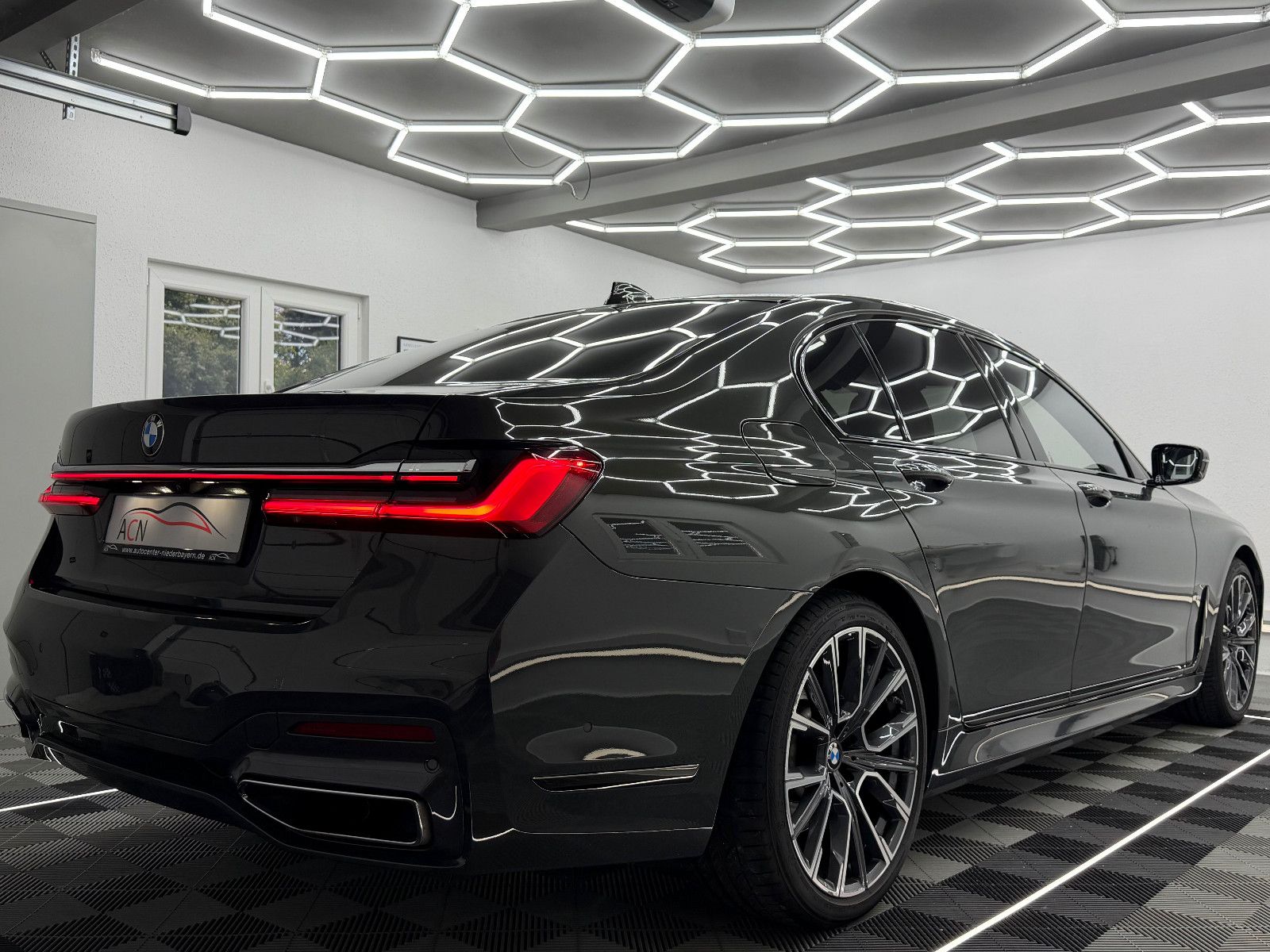 Fahrzeugabbildung BMW 740 d xDrive M SPORT/LASER/HuD/ACC/AHK/LIVE PLUS