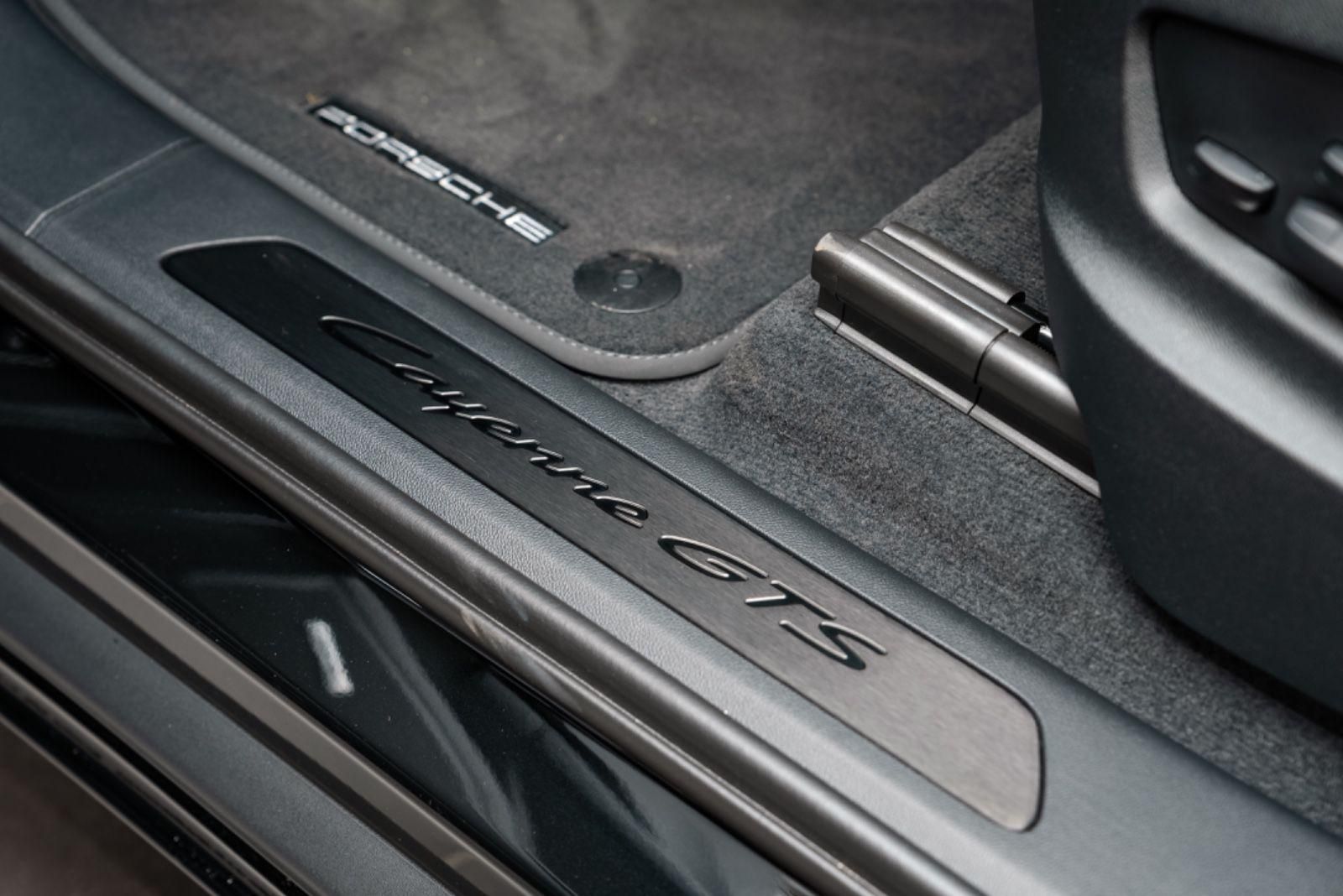 Fahrzeugabbildung Porsche Cayenne Coupé GTS REAR AXLE/HUD/360/PASS DISPL