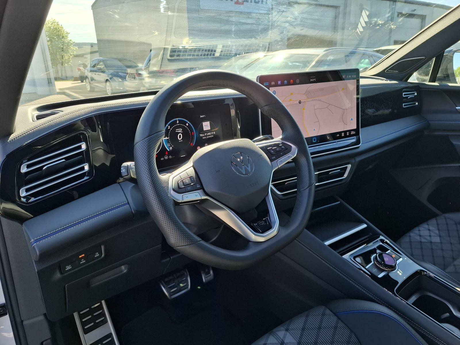 Fahrzeugabbildung Volkswagen Tiguan 2.0 TDI 4M R-Line BLACK*PAN*HK*AHK*MATRIX