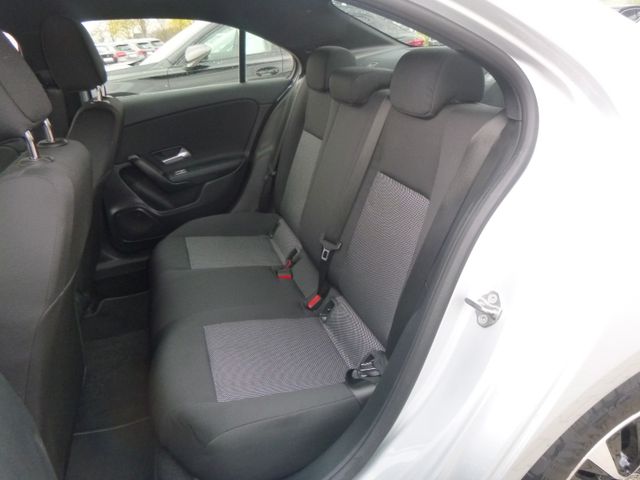 Fahrzeugabbildung Mercedes-Benz A 180 Limousine >NAV/LED/KAM/PDC/SHZ<