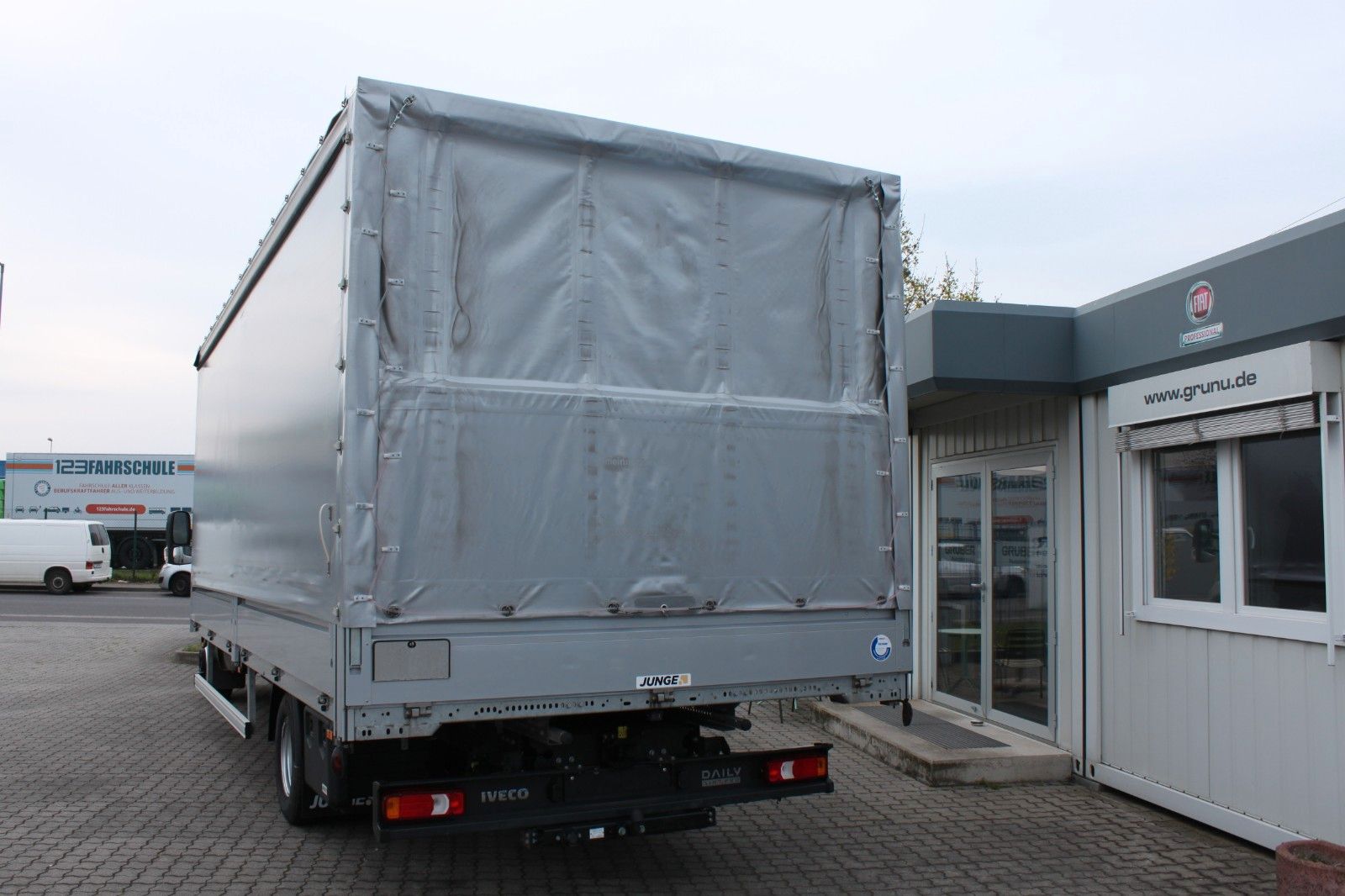 Fahrzeugabbildung Iveco Daily 70C18H/P Schiebeplane