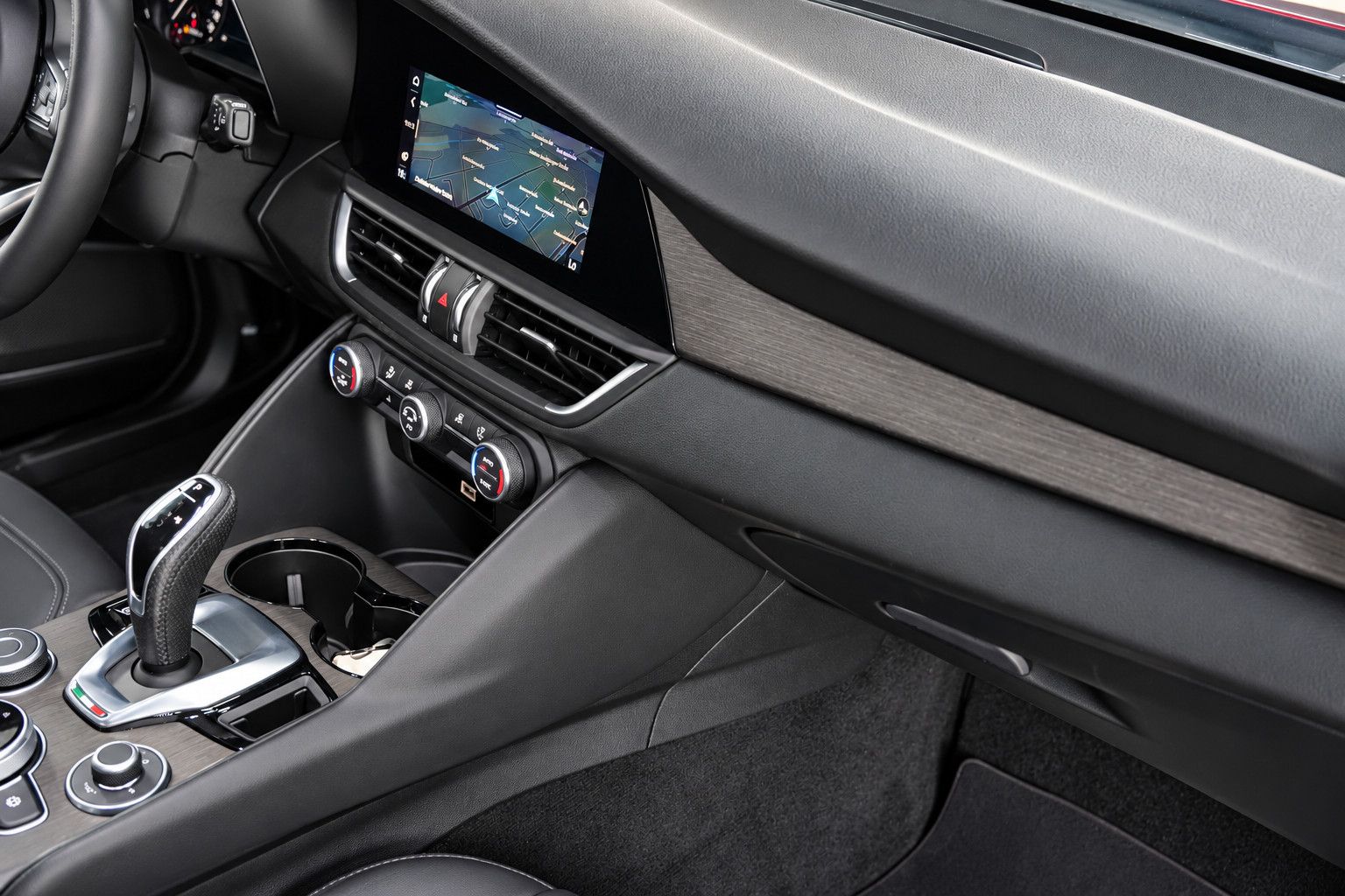 Fahrzeugabbildung Alfa Romeo Giulia Ti Q4/MEMORY/ACC/NAVI/KAMERA/LEDER/