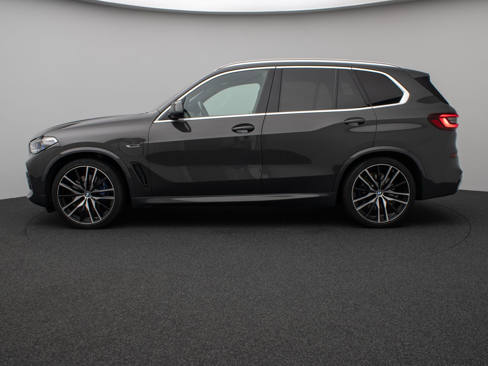 Fahrzeugabbildung BMW X5 xD45e M Sport Panorama 360°Laser HUD B&W 22"