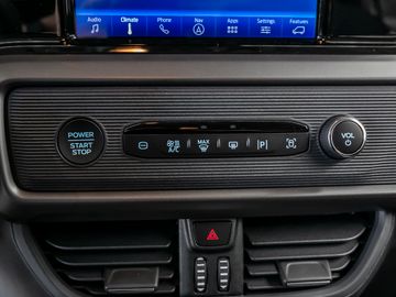Ford Tourneo Courier 1.0 Titanium Kamera Navi ACC