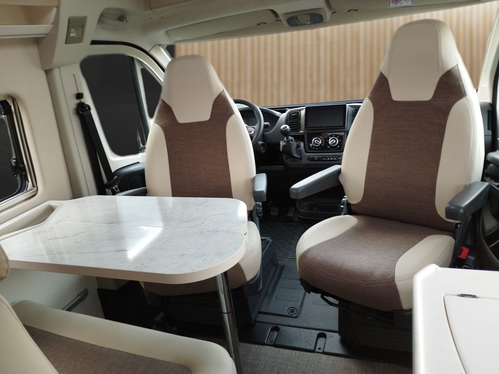 Fahrzeugabbildung Eura Mobil Van V 595 HB Alufelgen, RFK, Captain-Chair-Sitze