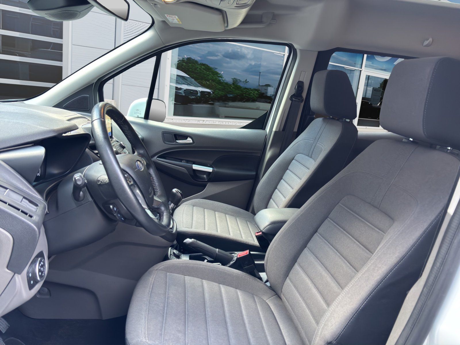 Fahrzeugabbildung Ford Grand Tourneo Titanium