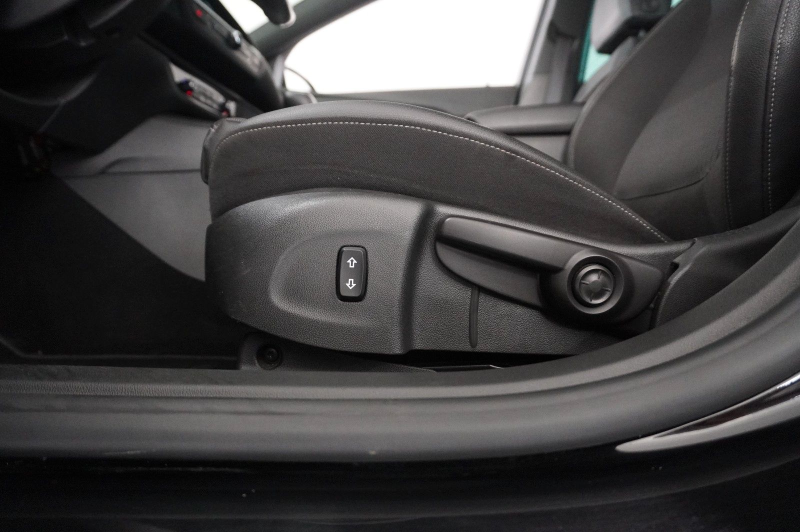 Fahrzeugabbildung Opel Insignia B ST 2.0D ELEGANCE 4X4 NAVI/HUD/BOSE/AH