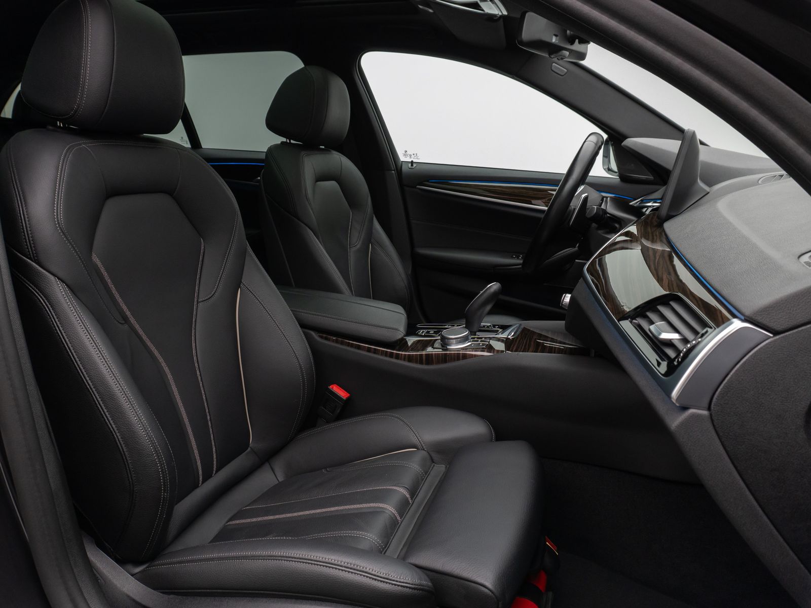 Fahrzeugabbildung BMW 530e Panorama Kamera DAB H/K WLAN Alarm Sport