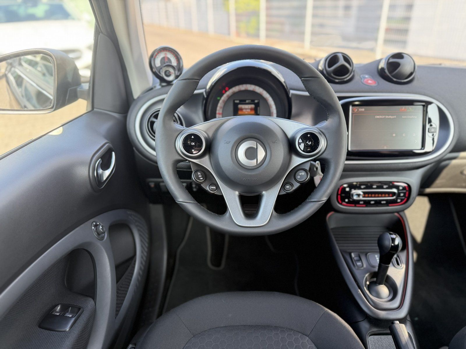 Fahrzeugabbildung Smart SMART EQ FORTWO*PANO*AMBIENTE*KAMERA*LED*PDC