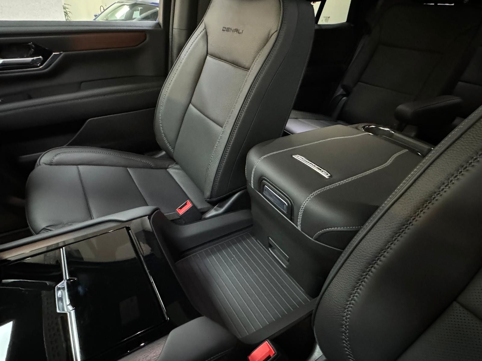 Fahrzeugabbildung GMC YUKON DENALI 2026-24" RÄDER, ENTERTAINMENT