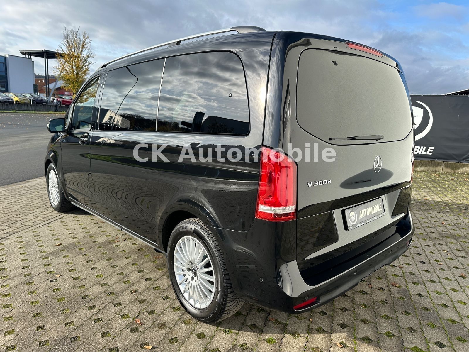 Fahrzeugabbildung Mercedes-Benz V 300d EDITION Kompakt/7 Sitze/Navi/LED/AHK