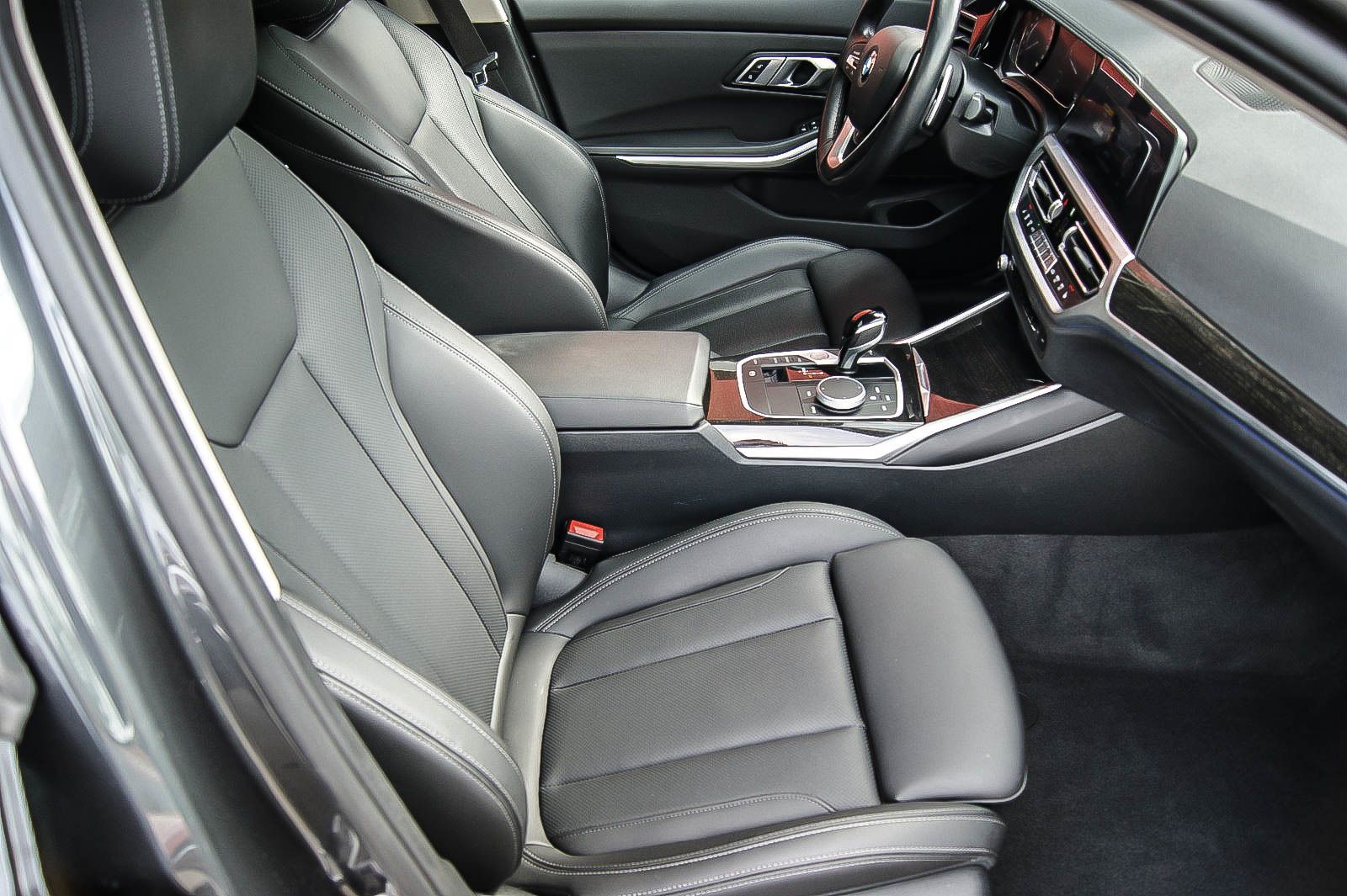 Fahrzeugabbildung BMW 320 d xDrive Luxury Line STANDHEIZG SCHIEBEDACH