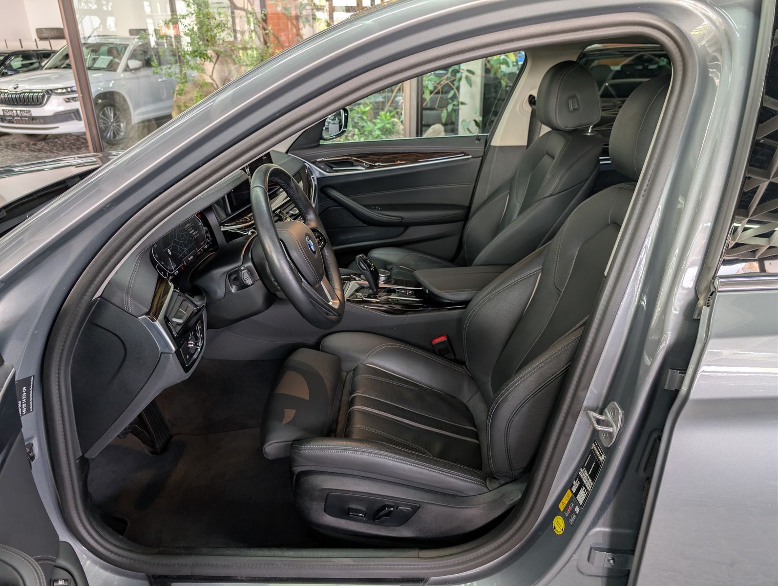 Fahrzeugabbildung BMW 530 e Luxury Line HEV AHK LED LEDER SHZ SoH 97%