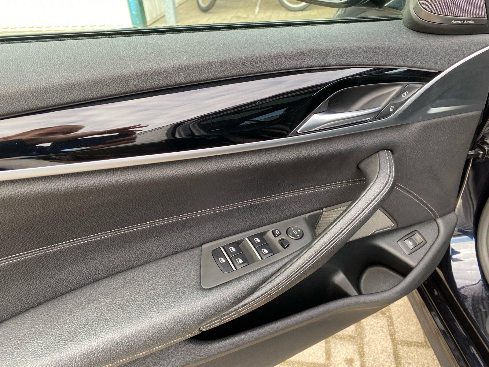 BMW 530i xDrive Touring M-Sport TEMP+PDC+HUD+PANO