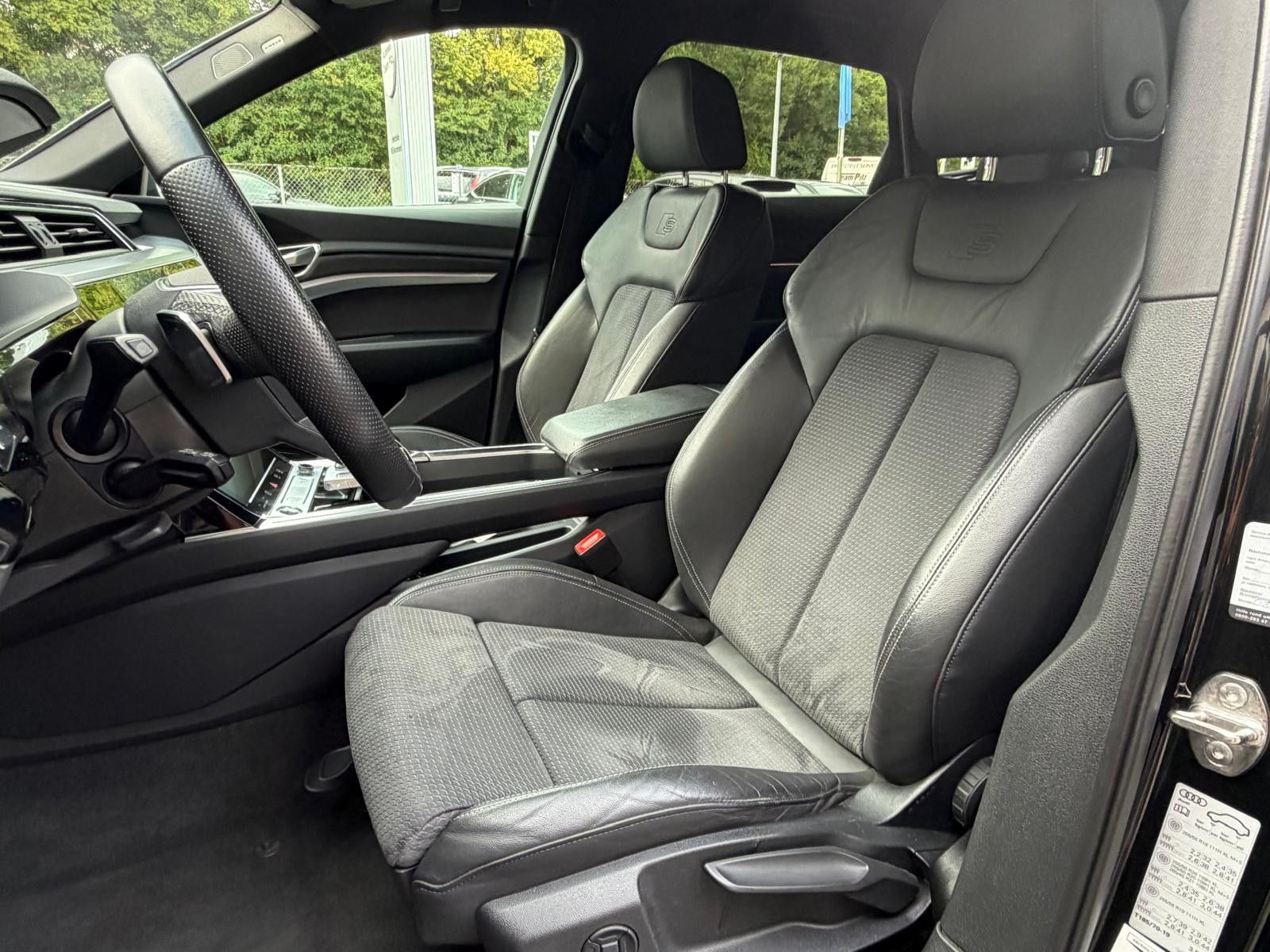 Fahrzeugabbildung Audi e-tron 55 QUAT 2X S LINE BLACK EDIT LUFT+360+AHK