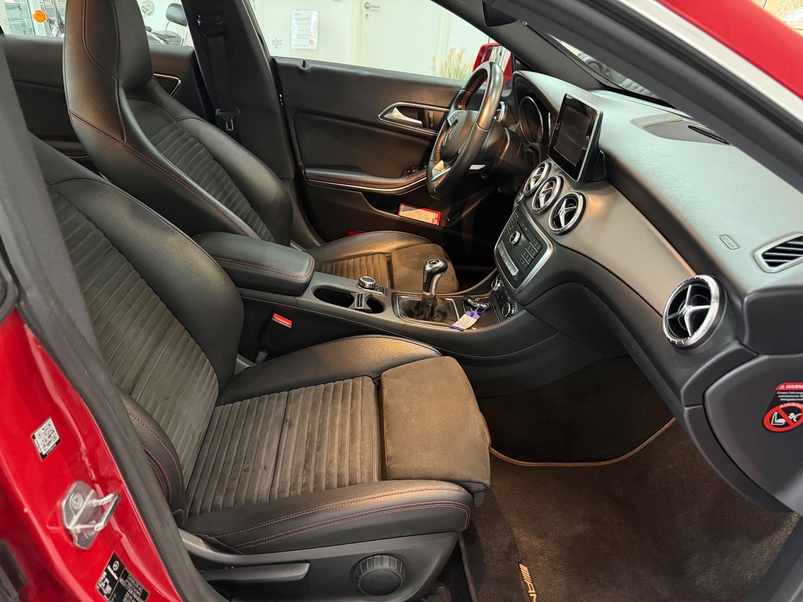 Fahrzeugabbildung Mercedes-Benz CLA 200 D AMG LINE / ROT