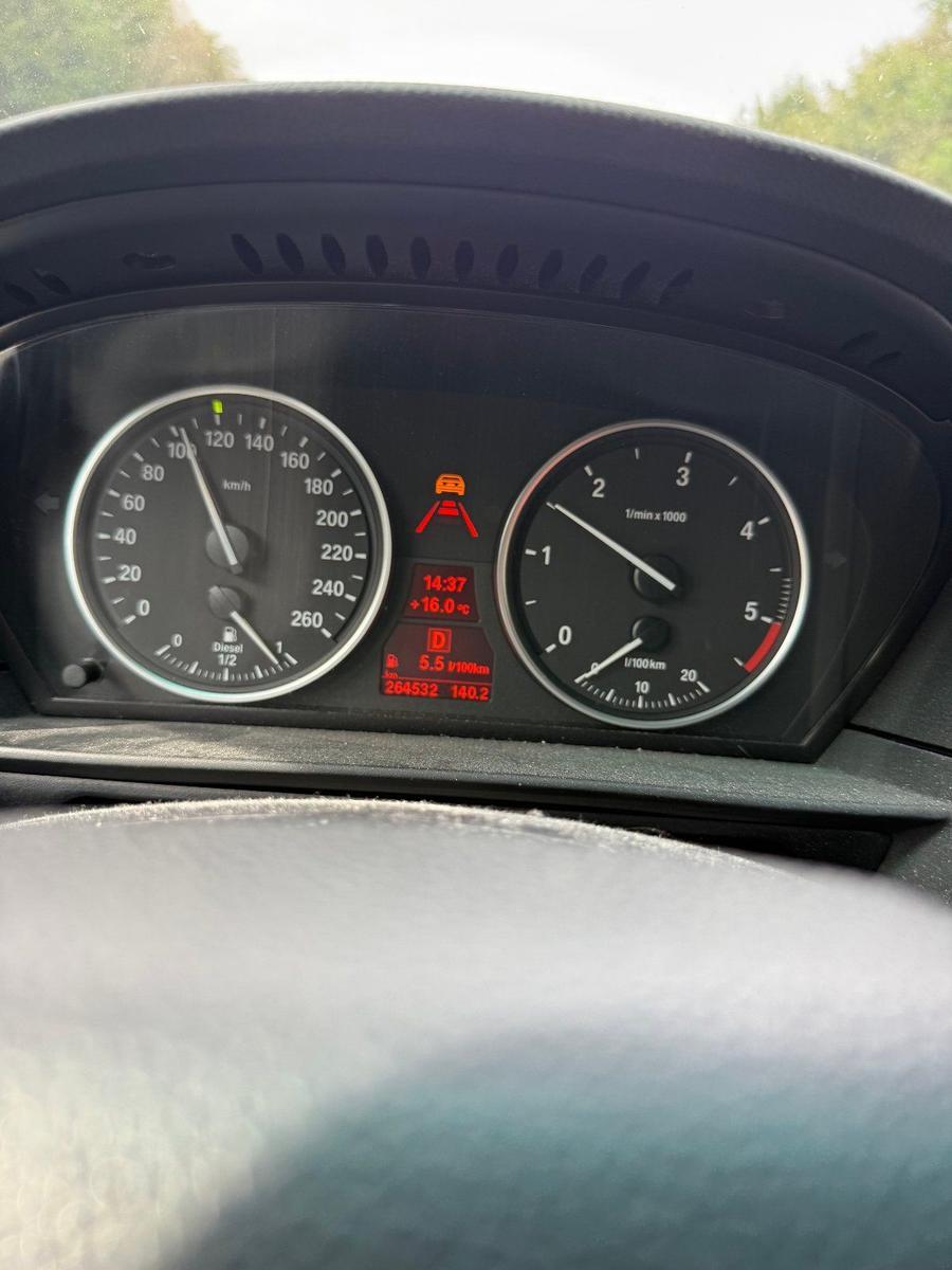 BMW 525 2009 — interior