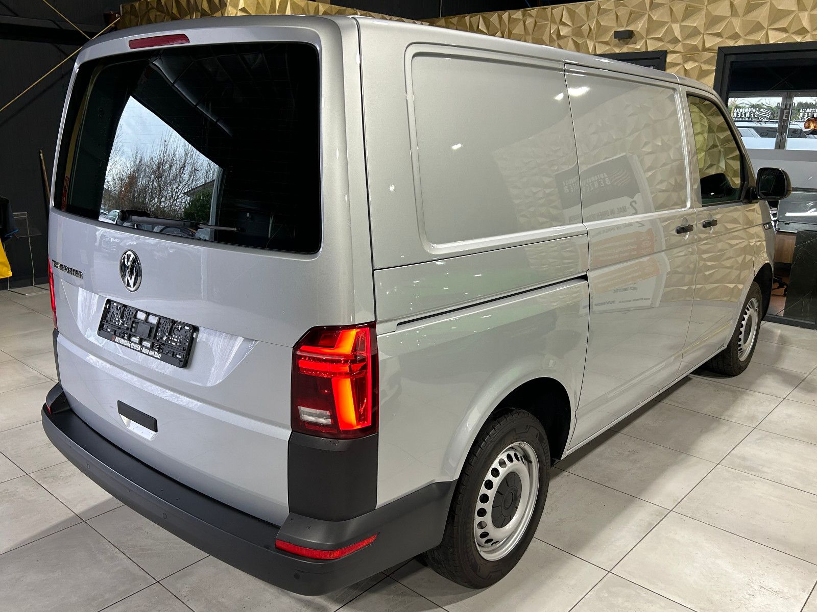 Fahrzeugabbildung Volkswagen T6.1 Transporter  Kasten FWD/APPLE/3-SITZ/ACC/