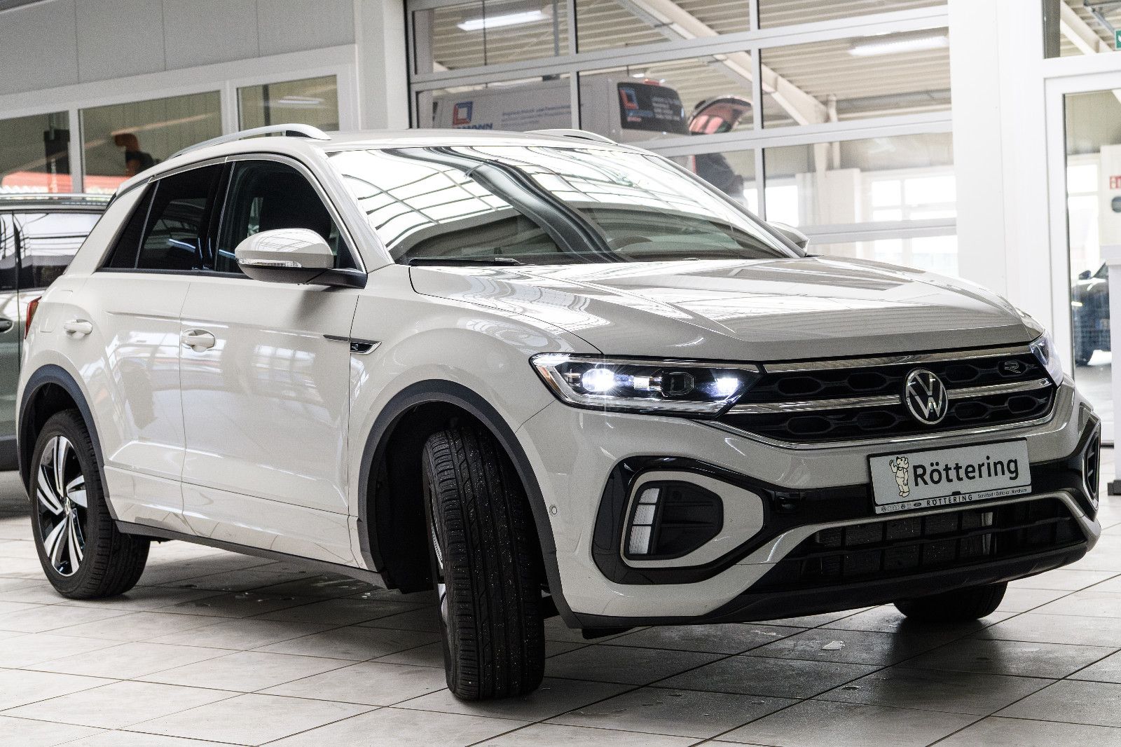 Fahrzeugabbildung Volkswagen T-Roc R-Line 1.5 TSI DSG LED+KAMERA+KEYLESS