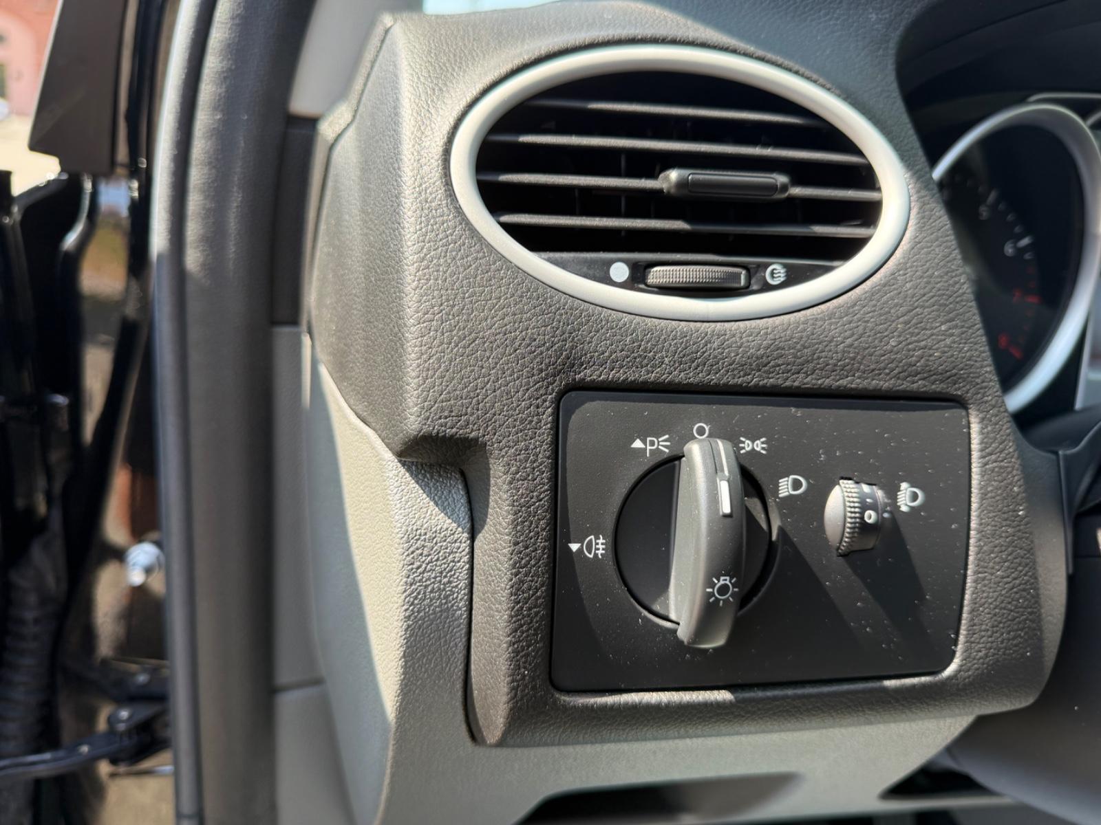 Ford Focus 2010 — photo 11