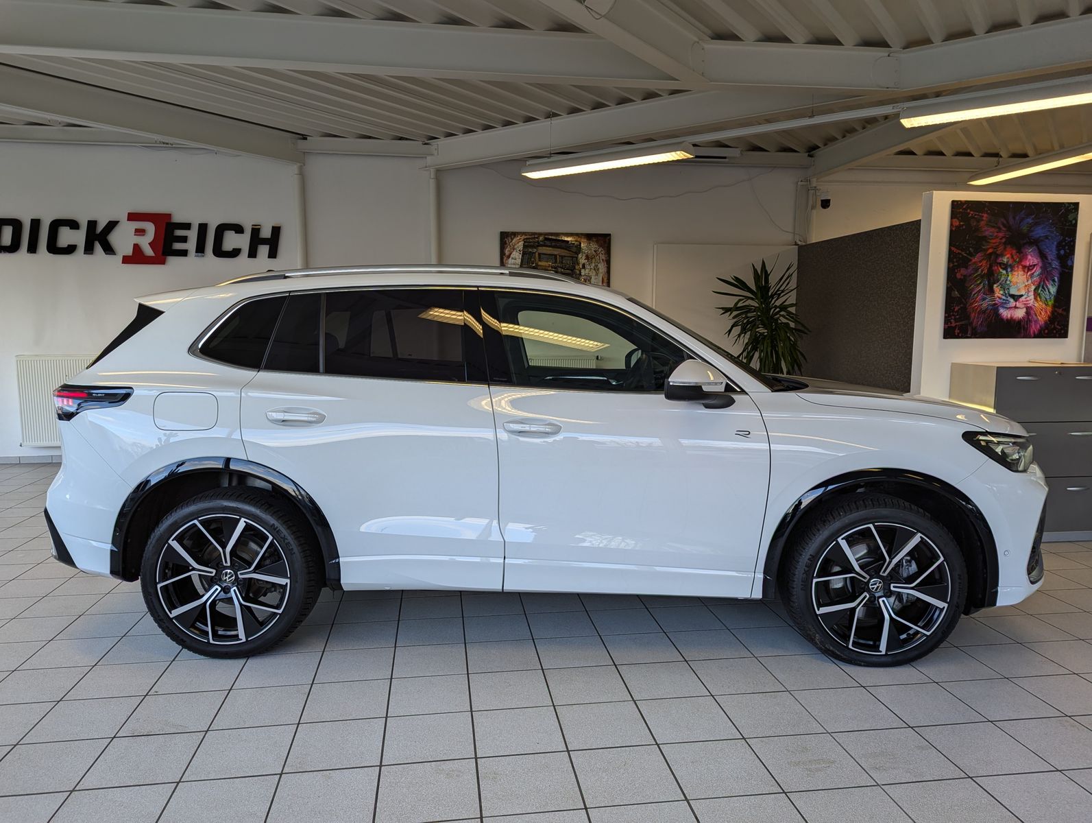 VW Tiguan 2.0TDI R-Line 4M Pano H/K AHK Matrix 20" - Image 8