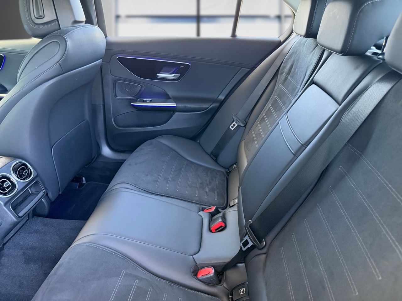 Fahrzeugabbildung Mercedes-Benz C 180 AMG+NIGHT+LENKRADHEIZ+AMBIENTE+KAMERA+