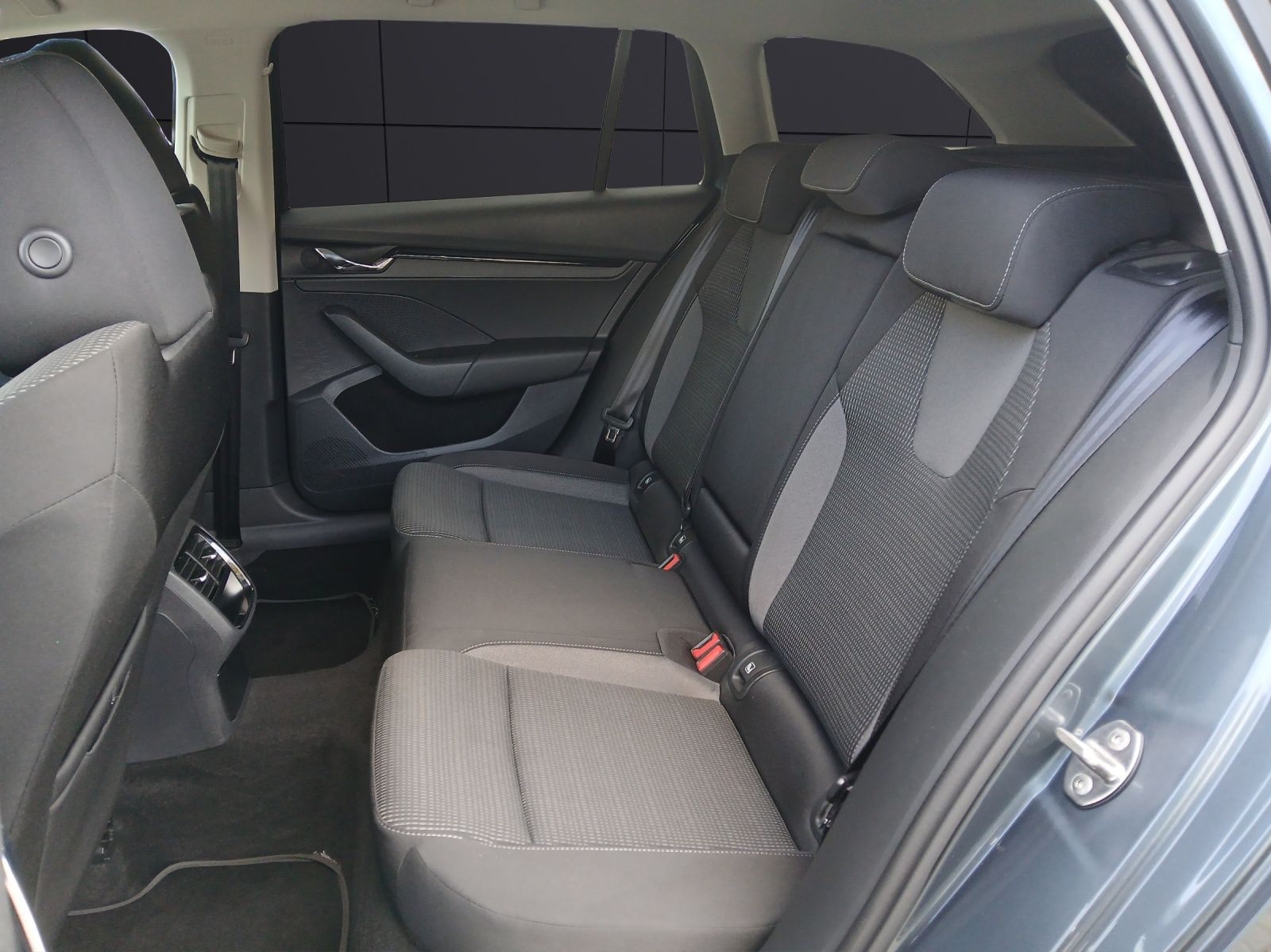 Fahrzeugabbildung SKODA Octavia Combi TSI Ambition LED Navi PDC SH LM