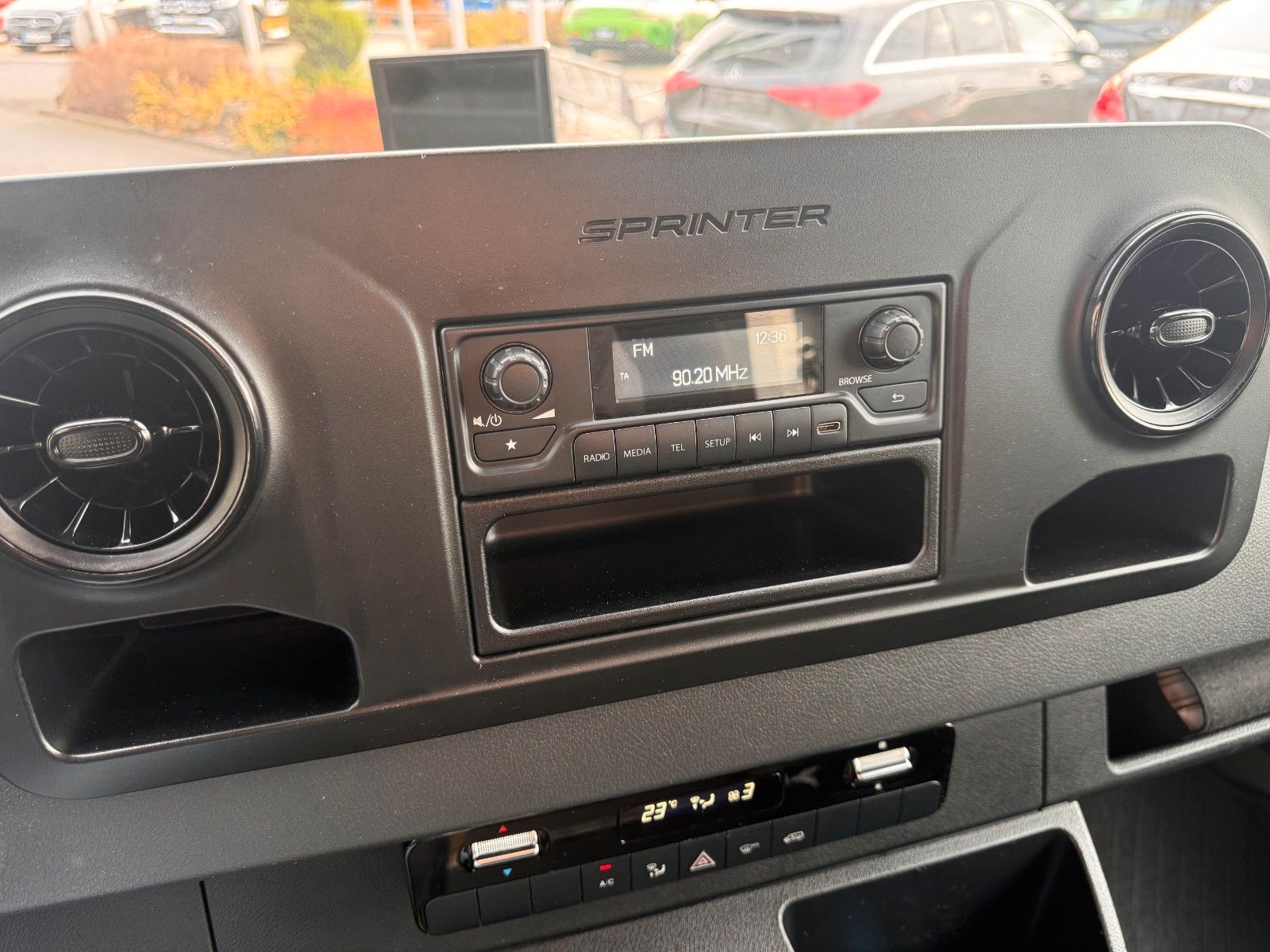 Fahrzeugabbildung Mercedes-Benz eSprinter 312 DHL Regal KEP-Ausbau