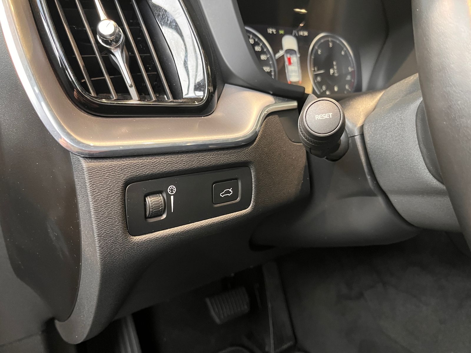 Fahrzeugabbildung Volvo XC60 Momentum Pro 2WD AHK LED NAV RFK 18"