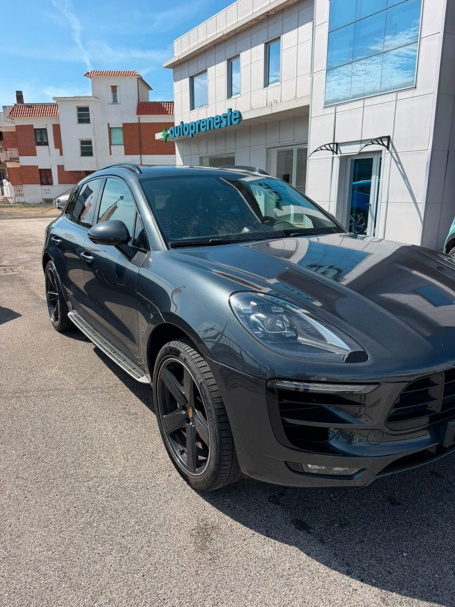 PORSCHE Macan