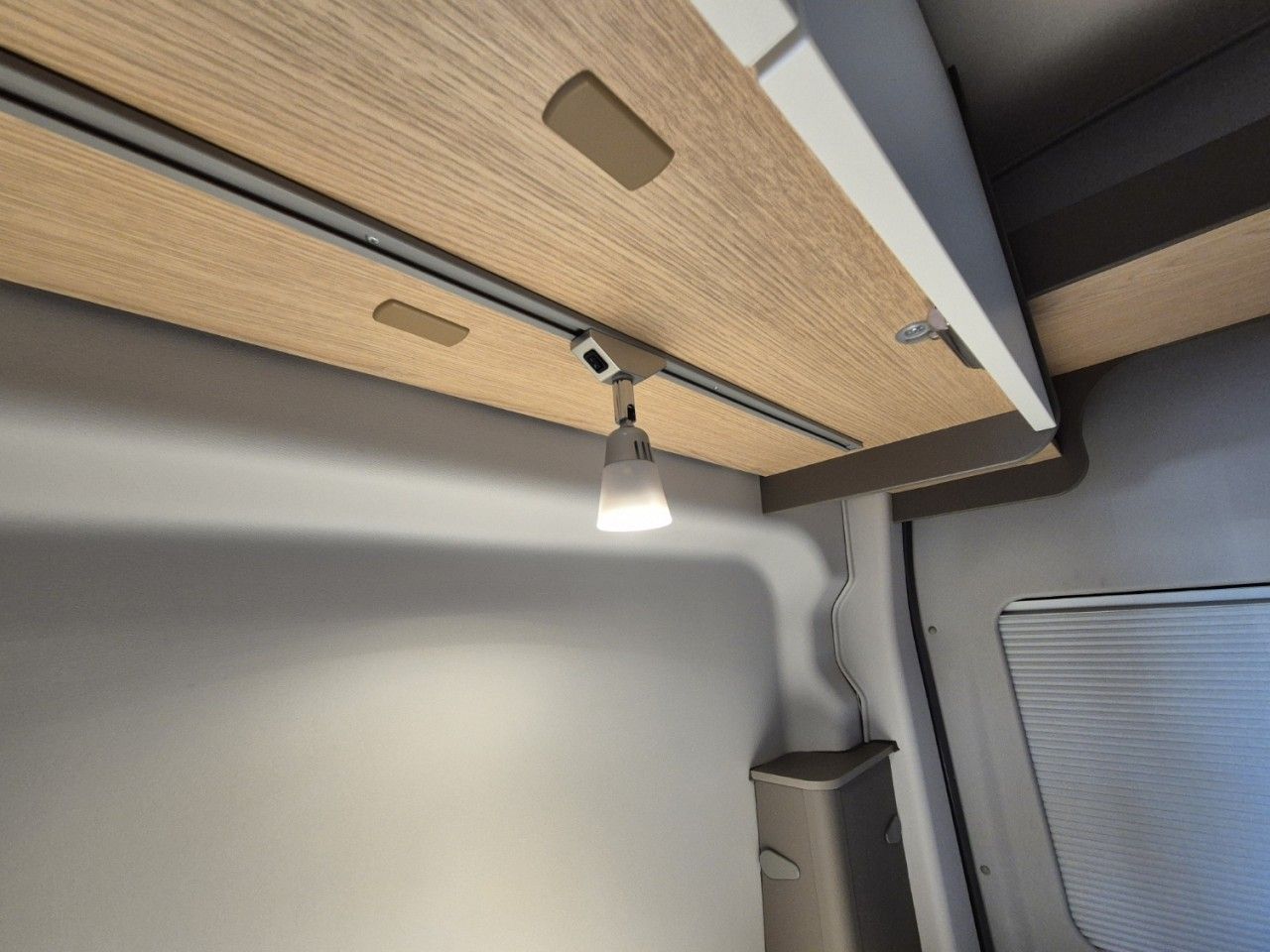 Fahrzeugabbildung LMC Innovan 592 Längsbetten Rahmenfenster Klima