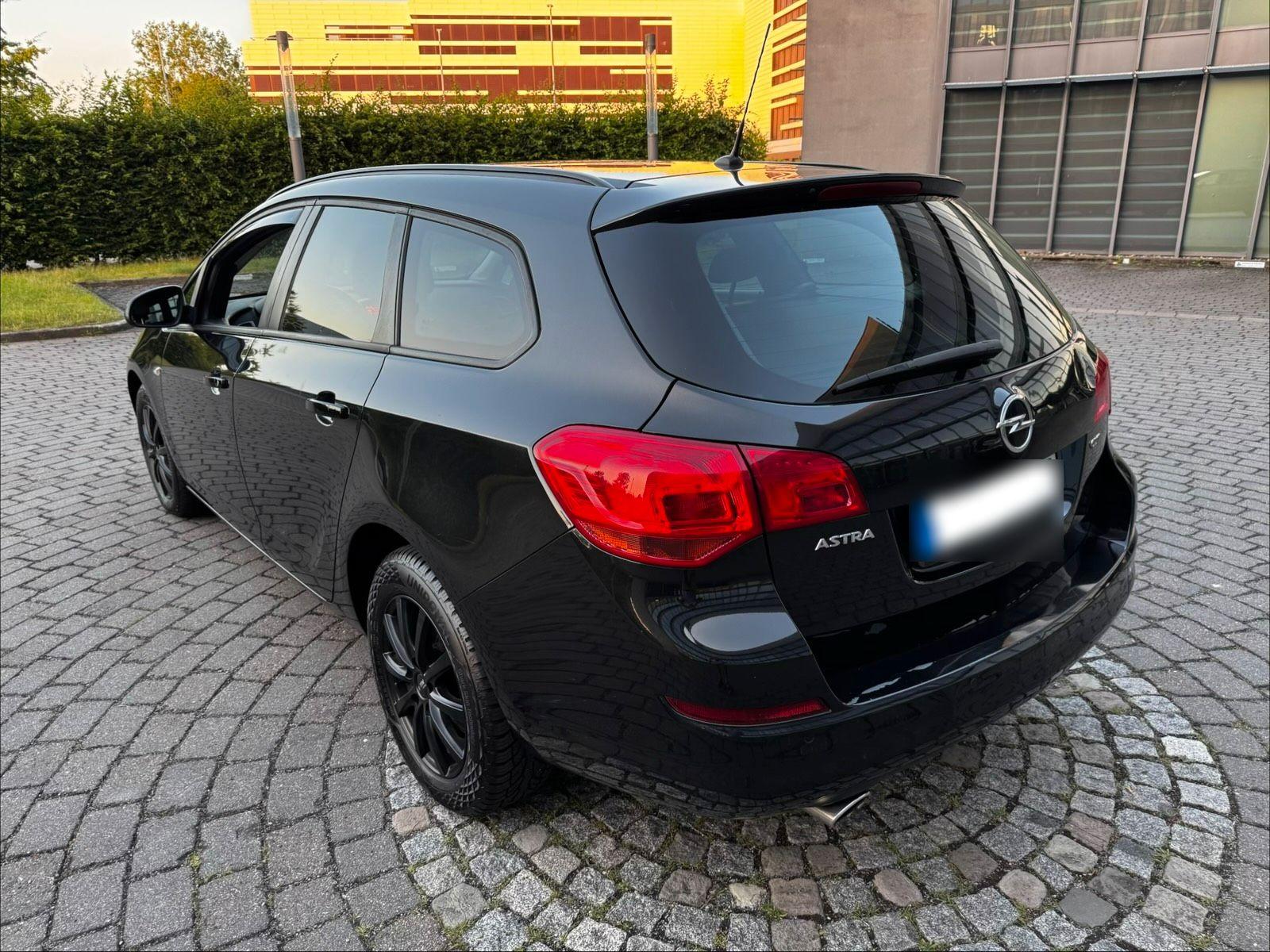 Opel Astra 2012 — interior