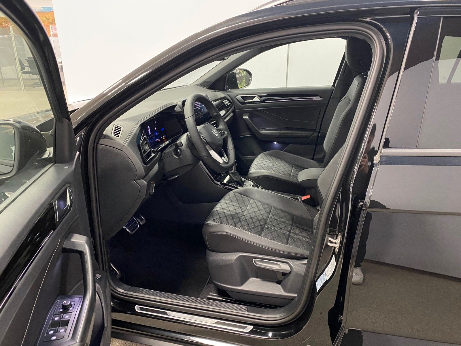 Fahrzeugabbildung Volkswagen T-Roc 1.5 TSI DSG R-Line+ACC+AHK+19"+KAMERA+LED+