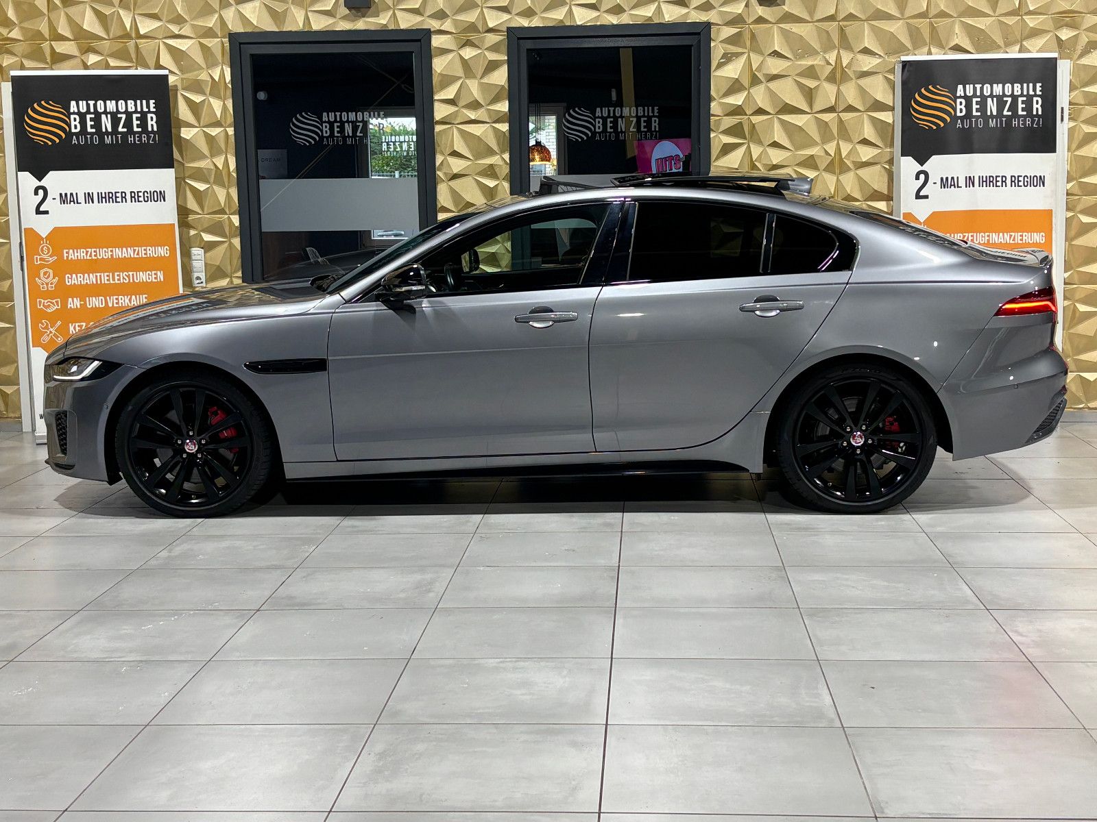 Fahrzeugabbildung Jaguar XE R-Dynamic Black/360''KAM/PANO/EXCLUSIV/MERIDI