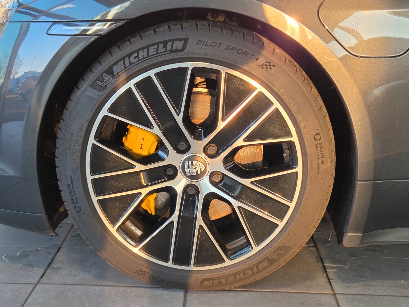 Fahrzeugabbildung Porsche Taycan Basis