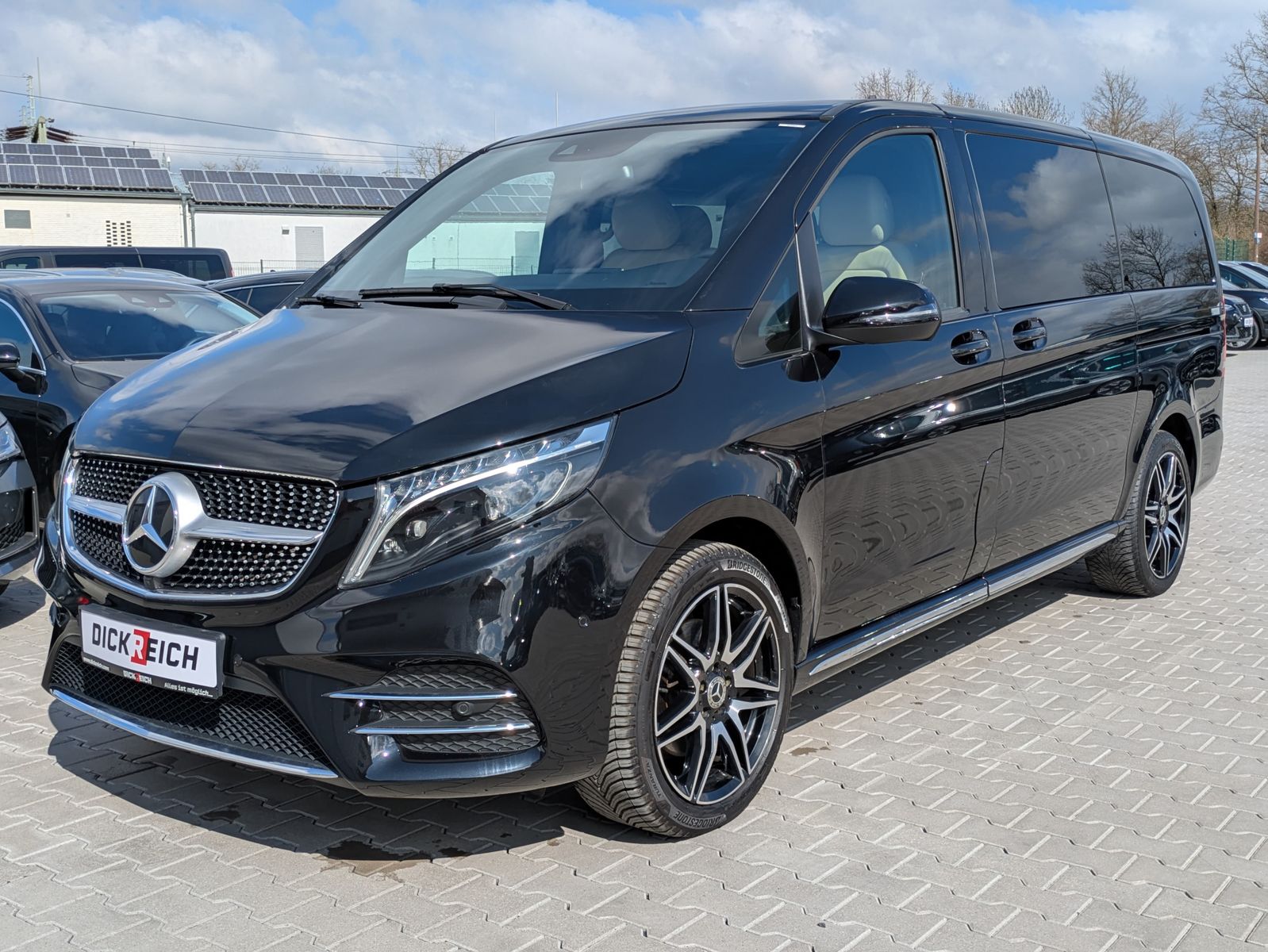 Fahrzeugabbildung Mercedes-Benz V 300 d AVANTGARDE 4MATIC lang AMG*PANO*LED*DIST