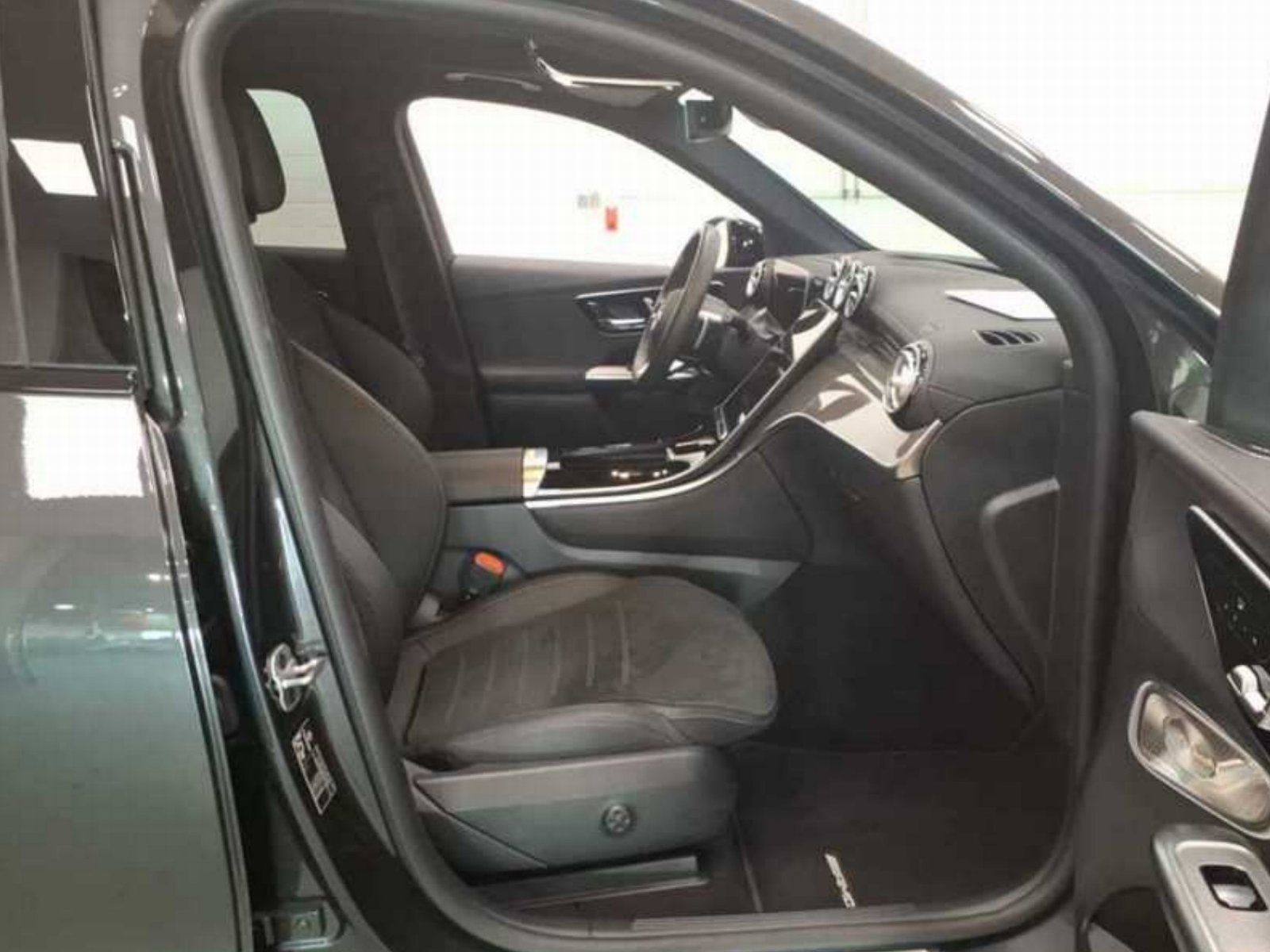 Fahrzeugabbildung Mercedes-Benz GLC450d AMG Prem+ DISTRO Pano AHK Memo HUD KeyGo