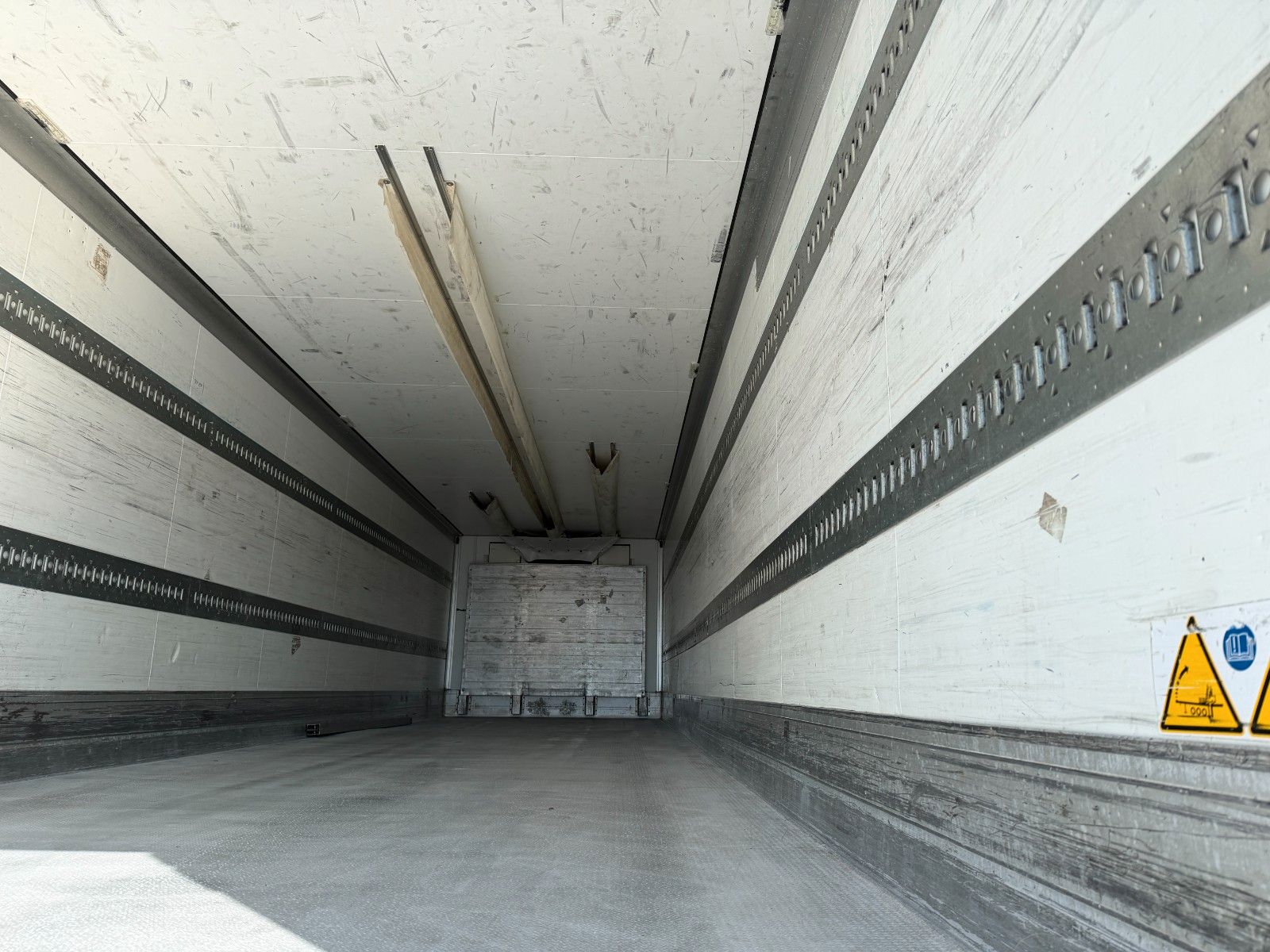 Fahrzeugabbildung Schmitz Cargobull SKO10 Carrier Maxima 1300 LBW Bär 2000kg gelenkt