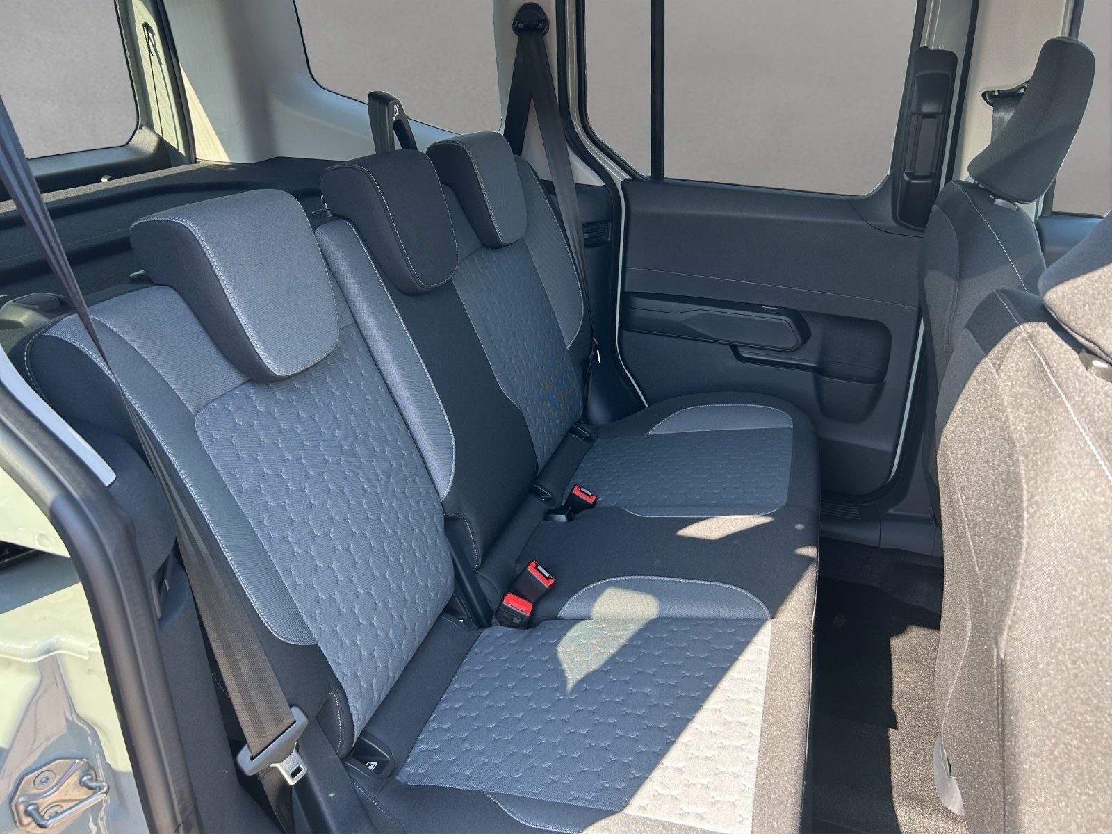 Fahrzeugabbildung Ford Tourneo Courier Titanium Automatik