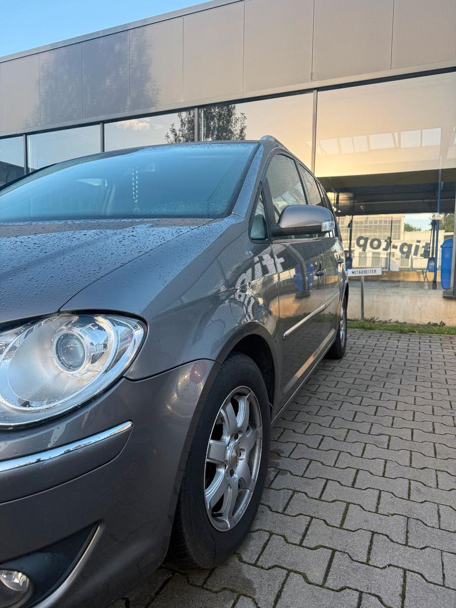 Volkswagen Touran 2009 — rear view