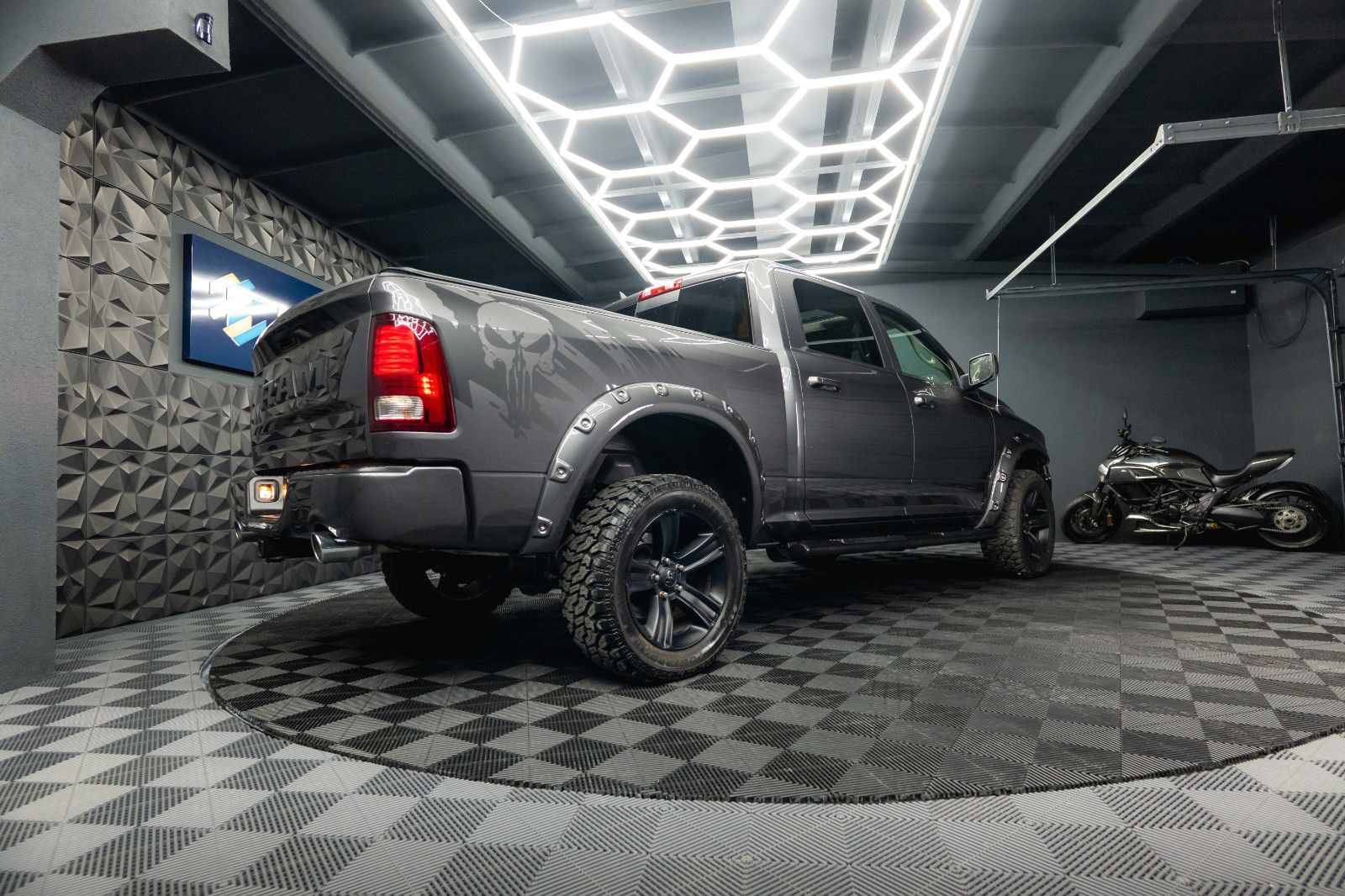 Fahrzeugabbildung Dodge RAM 5.7 V8 HEMI 4x4 Sport OFFROAD NightPaket 19%