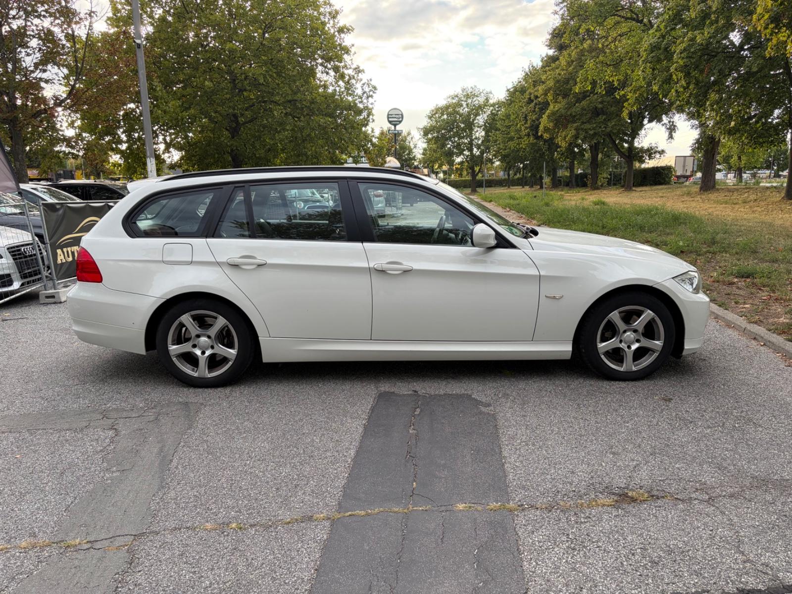BMW 318 2011 — photo 8