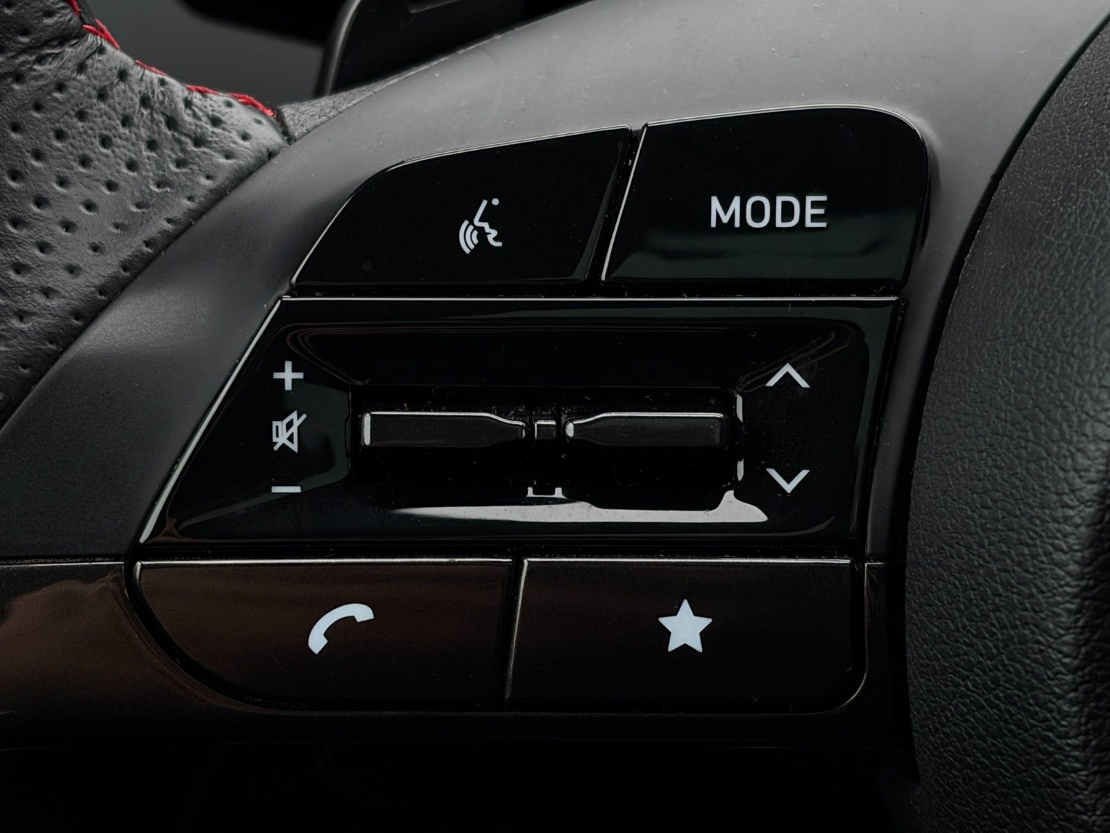 Fahrzeugabbildung Hyundai Tucson 1.6 T-GDI N-Line PHEV 4WD 360° ACC LHZ