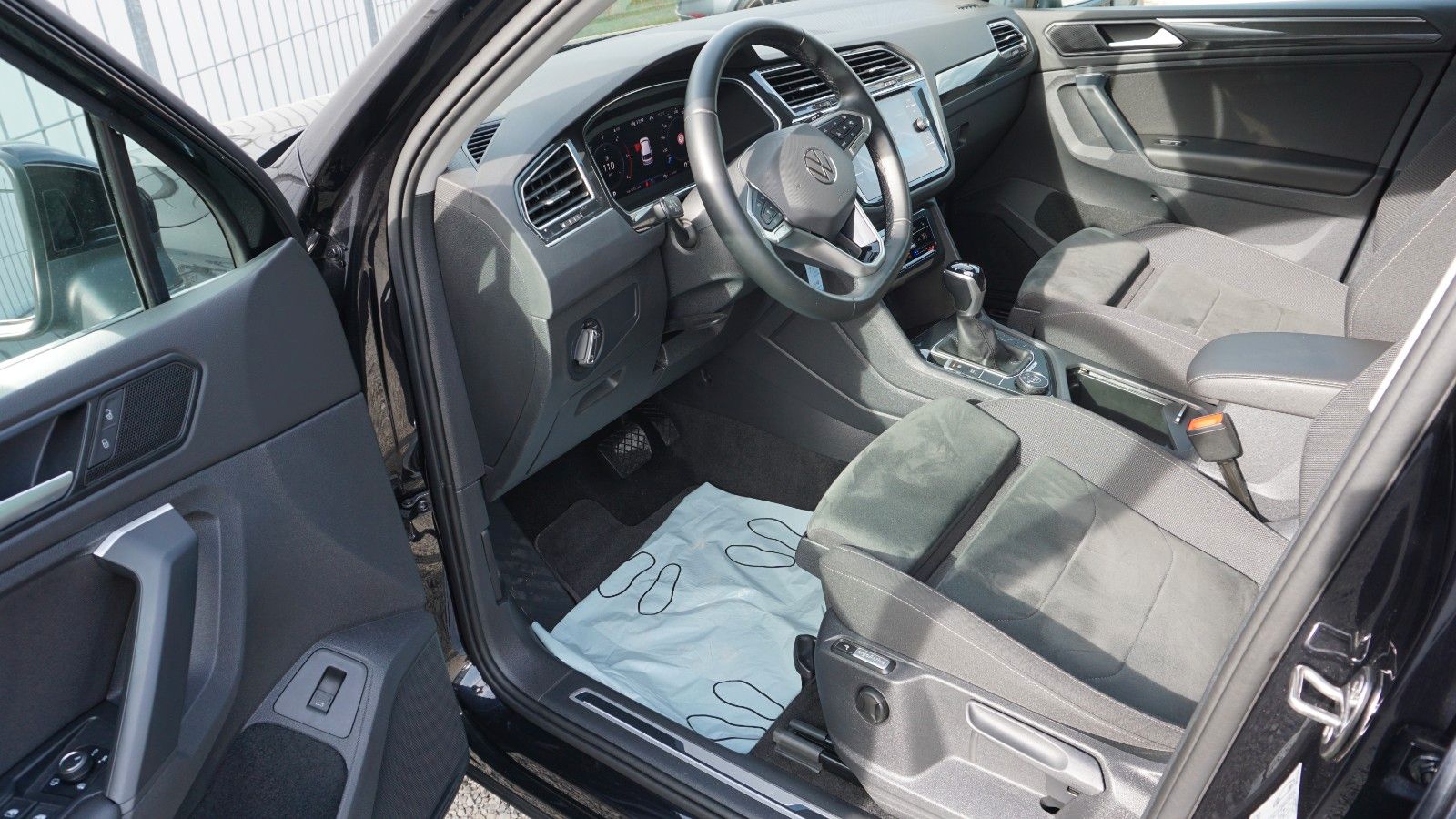 Fahrzeugabbildung Volkswagen Tiguan Elegance 4M, Kamera, Navi, AHK, IQ.Light