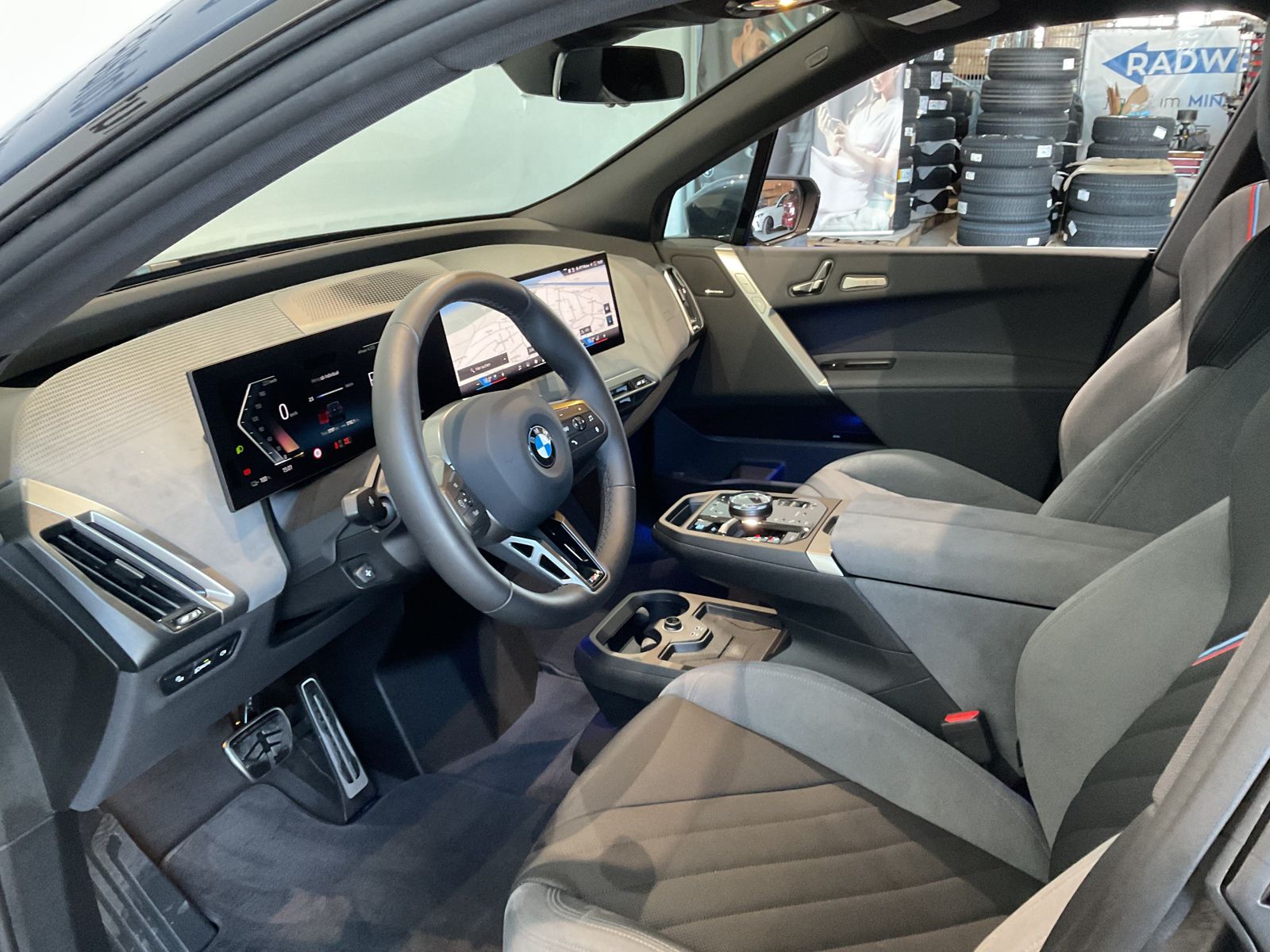 Fahrzeugeinzelansicht 10 Fahrzeugabbildung BMW iX xDrive60 |2-Achs Luftfed. |Sitzbelüft. |M Spo