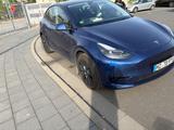 Tesla Model Y Hinterradantrieb - - blaue Tesla Model Y