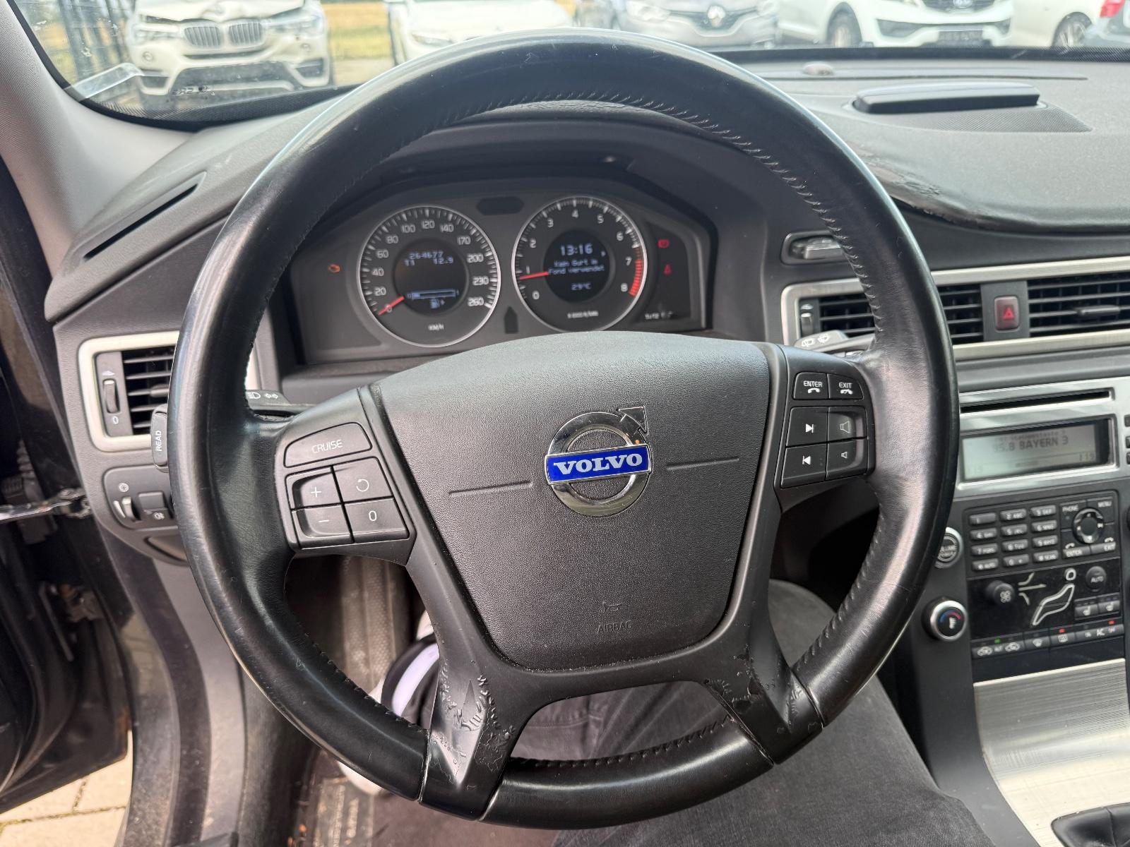 Volvo V70 2010 — photo 8