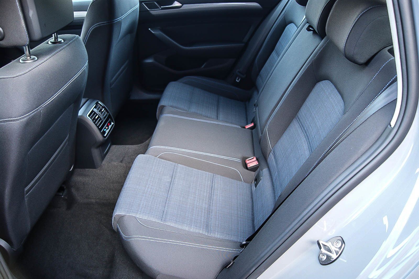 Fahrzeugabbildung Volkswagen Passat Variant HYBRID GTE iQ LED ACC NAVI 1.HAND