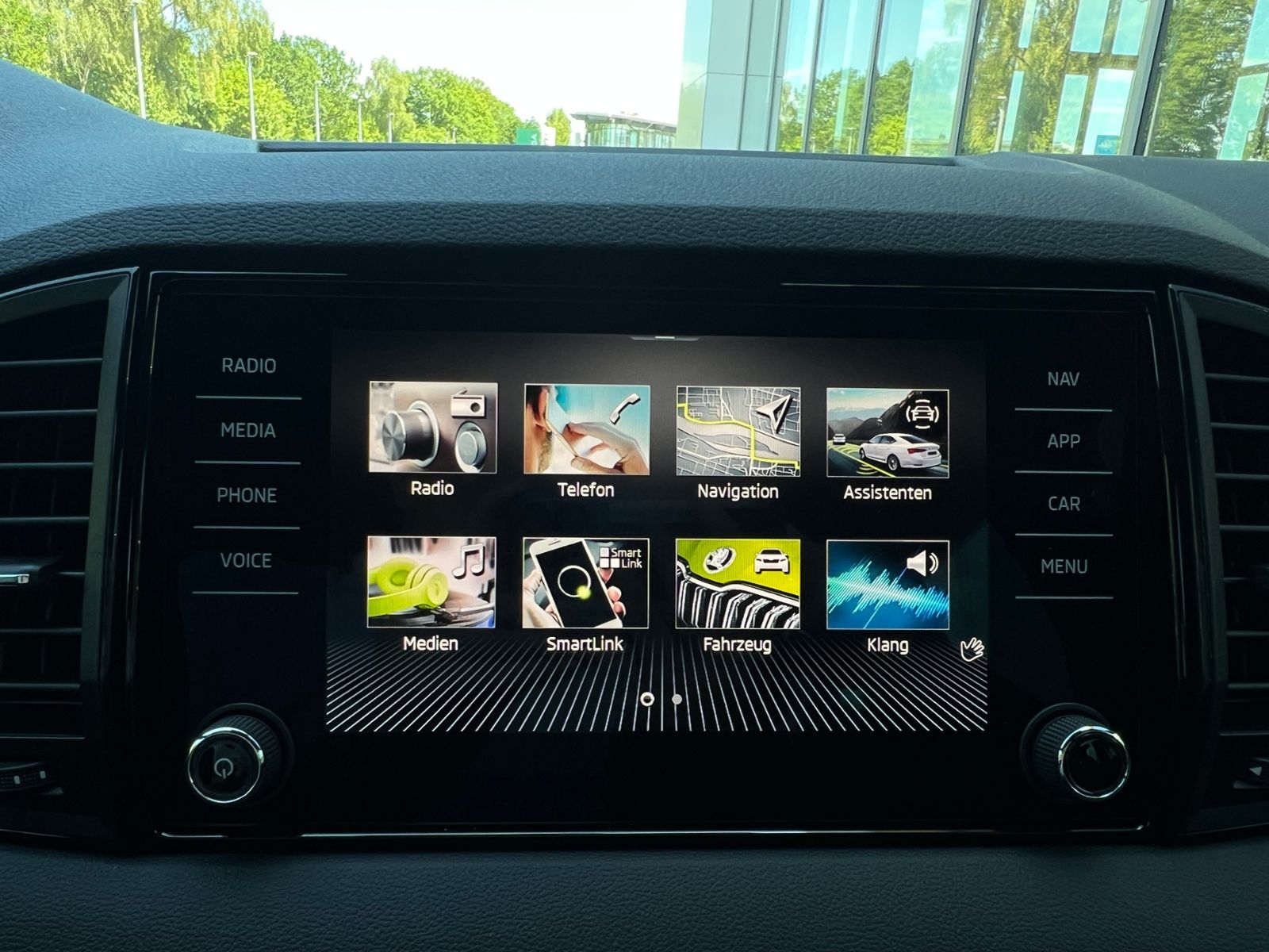 Fahrzeugabbildung SKODA Karoq Sportline 2.0 TDI DSG *AHK,Navi,TravelAssi