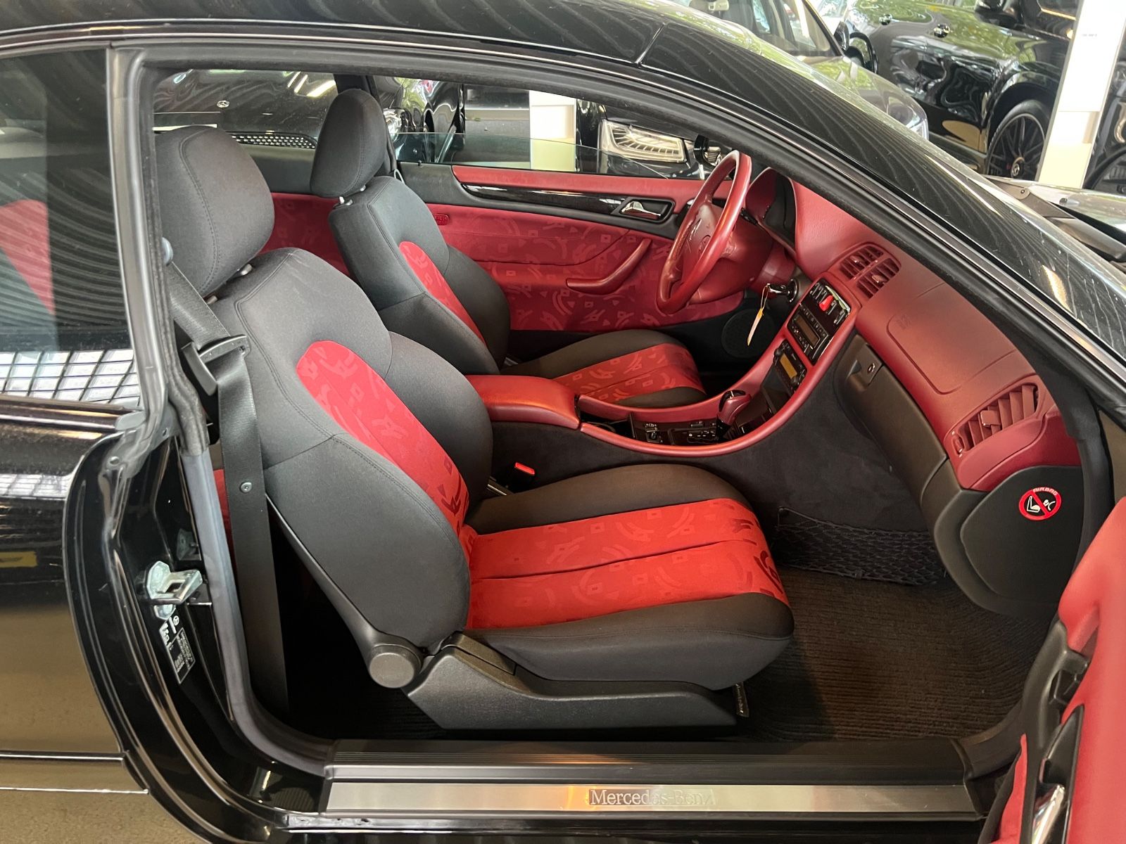 Fahrzeugabbildung Mercedes-Benz CLK 320 AVANTGARDE * 1.HAND *